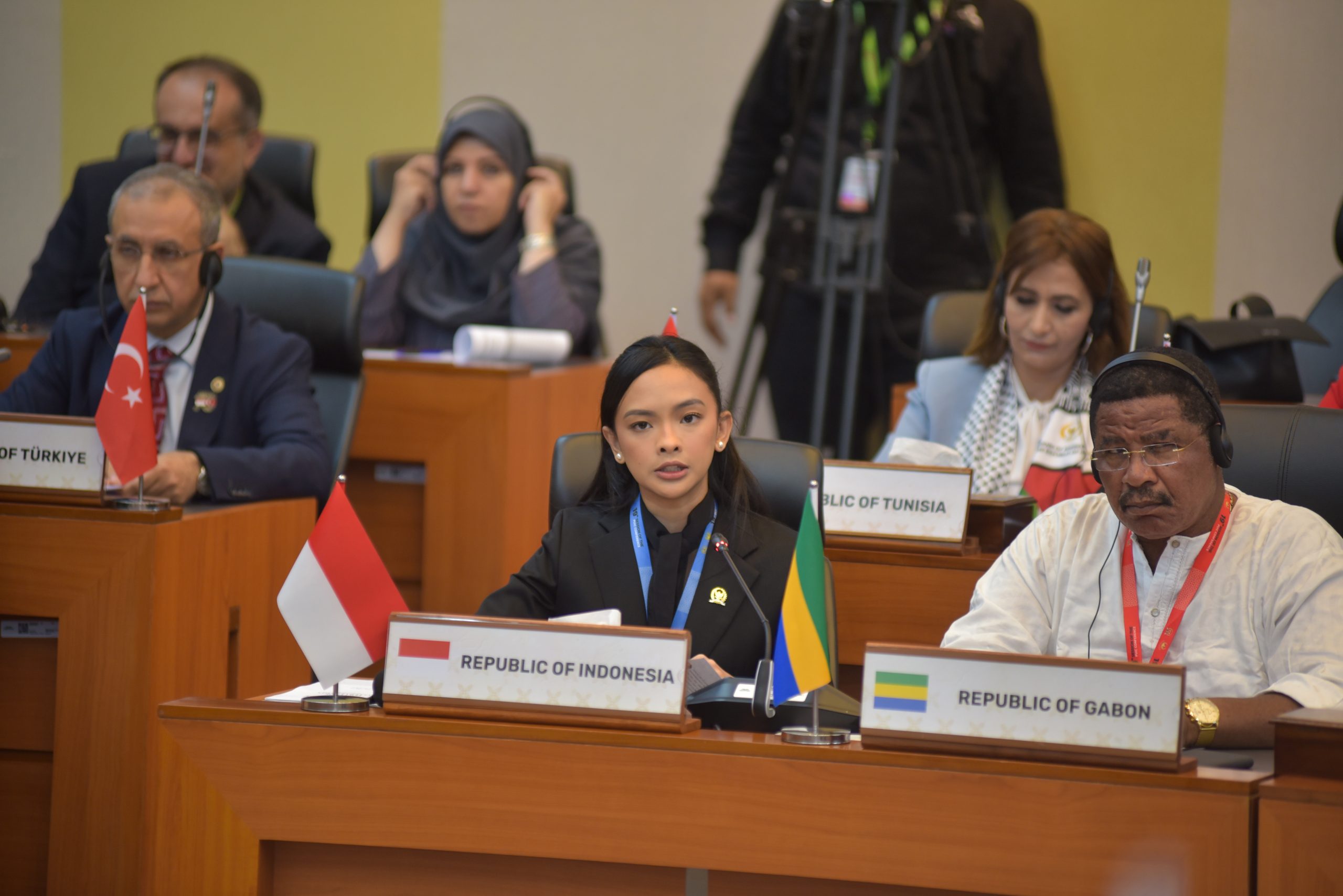 Anggota Badan Kerja Sama Antar-Parlemen (BKSAP) DPR RI, Ruby Chairani Syiffadia, saat mengikuti 12th Conference of Muslim Women Parliamentarians, rangkaian Konferensi ke-19 Parliamentary Union of the OIC Member States (PUIC), di Gedung Nusantara, Senayan, Jakarta, Selasa (13/5/2025). Foto: Kresno/vel.