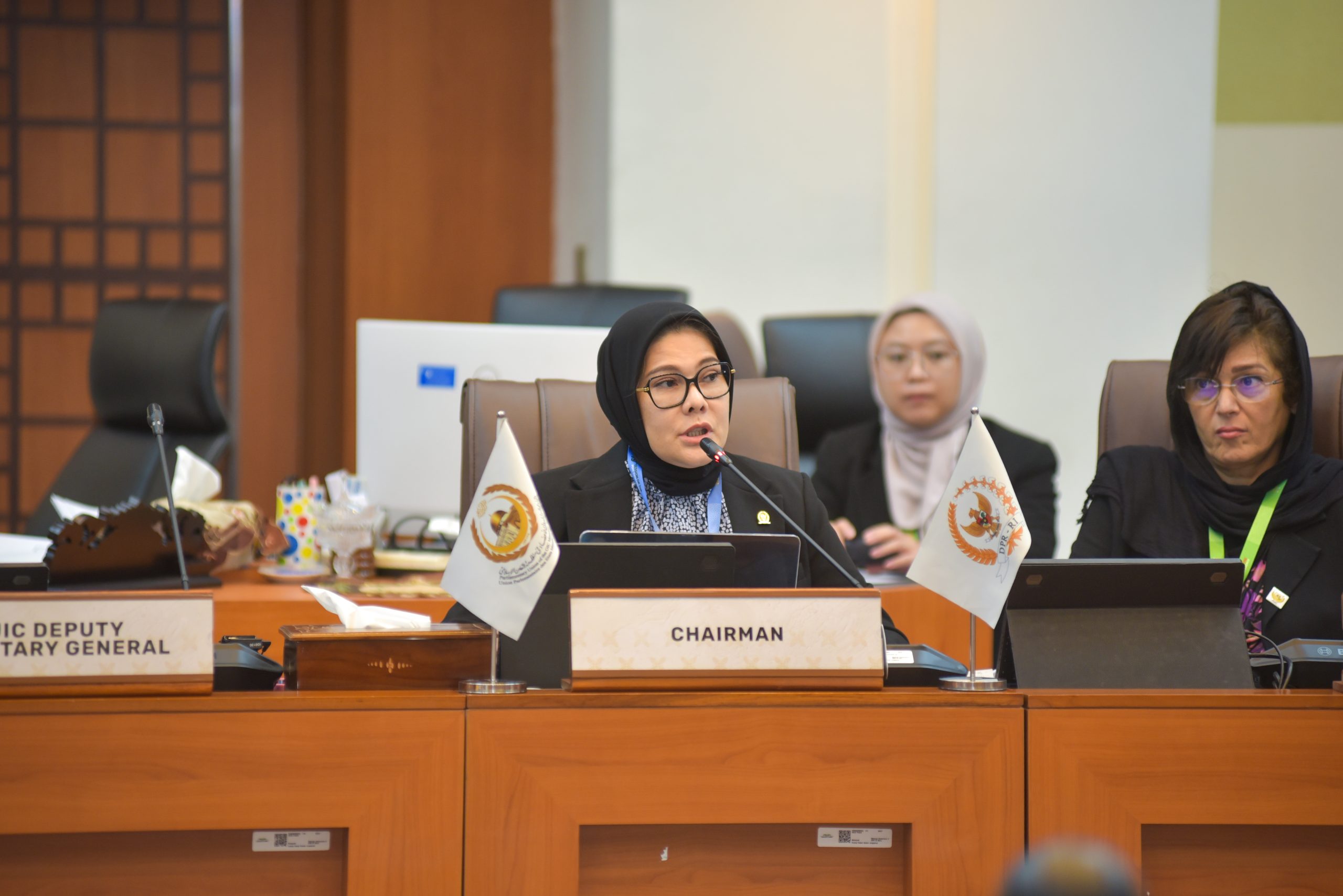 Anggota Badan Kerja Sama Antar Parlemen (BKSAP) DPR RI, Eva Monalisa dalam 12th Conference of Muslim Women Parliamentarians, bagian dari rangkaian kegiatan Konferensi ke-19 Parliamentary Union of the OIC Member States (PUIC) di Kompleks Parlemen, Senayan, Jakarta, Indonesia, Selasa (13/5/2025). Foto: Kresno/vel.