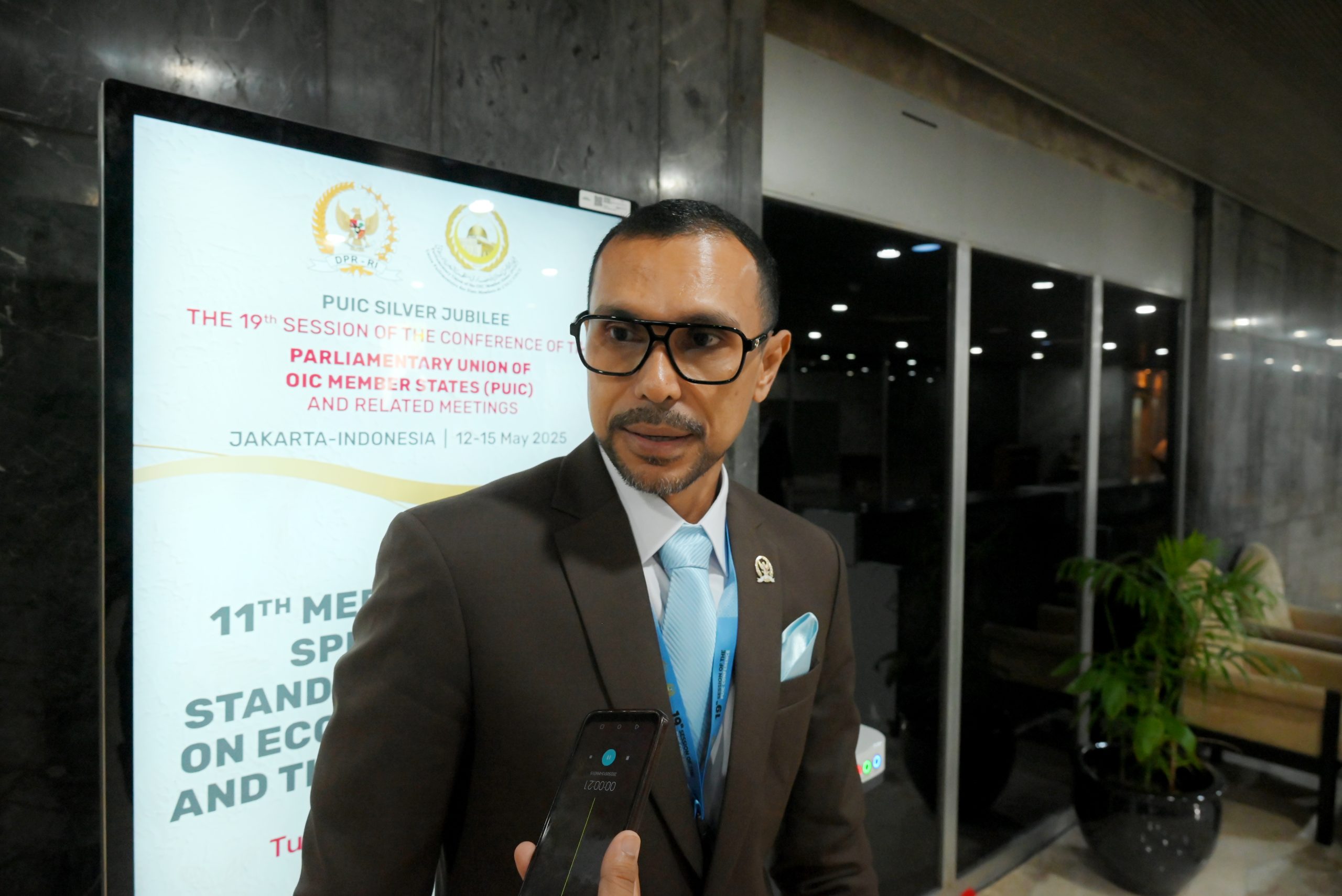 Anggota Badan Kerja Sama Antar Parlemen (BKSAP) DPR RI Fathi saat diwawancarai di sela-sela Konferensi Persatuan Parlemen Negara-Negara Anggota OKI (Parliamentary Union of the OIC Member States/PUIC) 2025 di Jakarta. Foto: Mentari/vel.