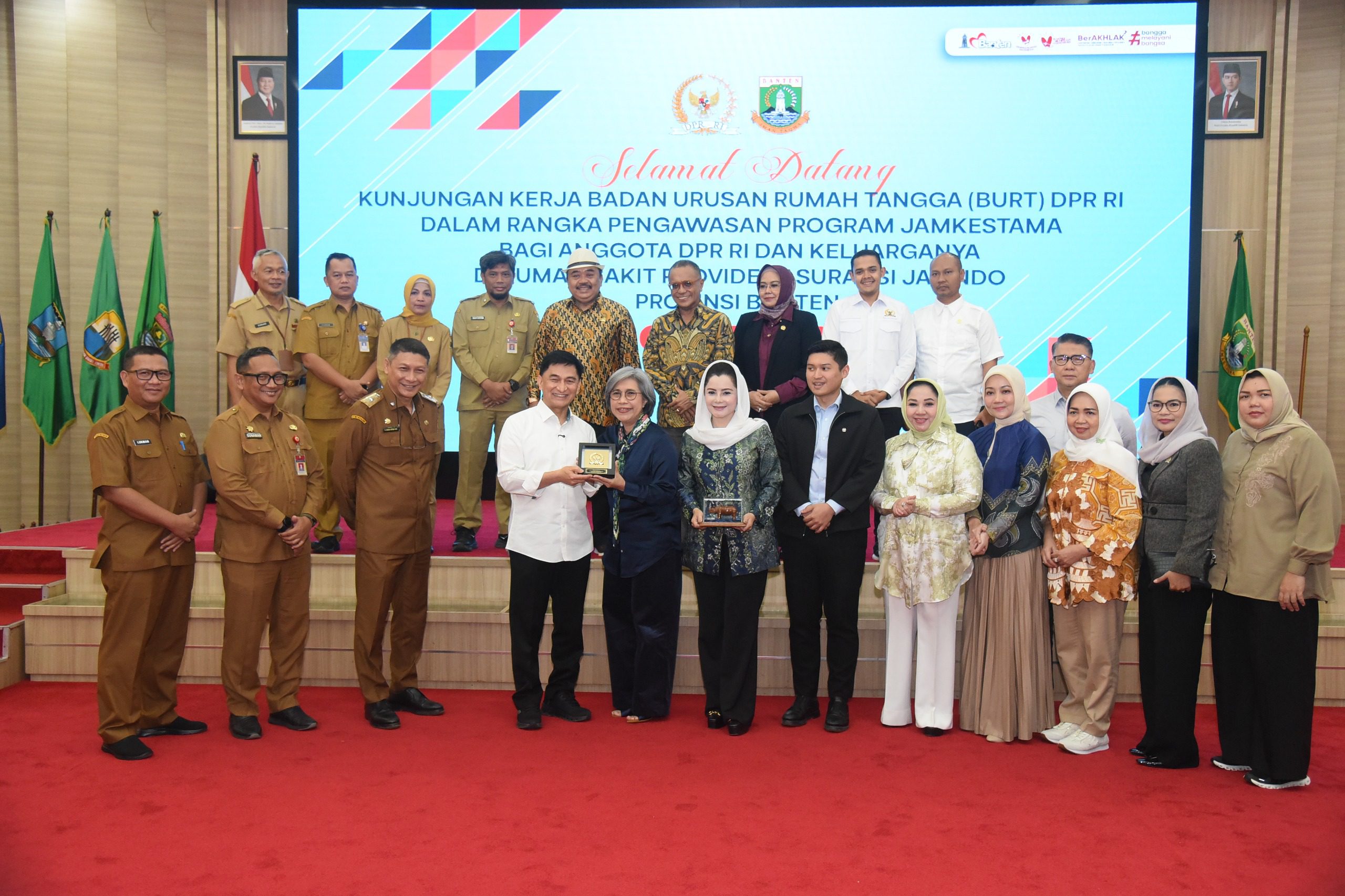 Wakil Ketua BURT DPR Indah Kurnia foto bersama usai pertemuan dengan Wakil Gubernur Banten, jajaran pemerintah daerah, serta PT Jasindo di Banten, Senin (19/05/2025).Foto : Arief/Andri.