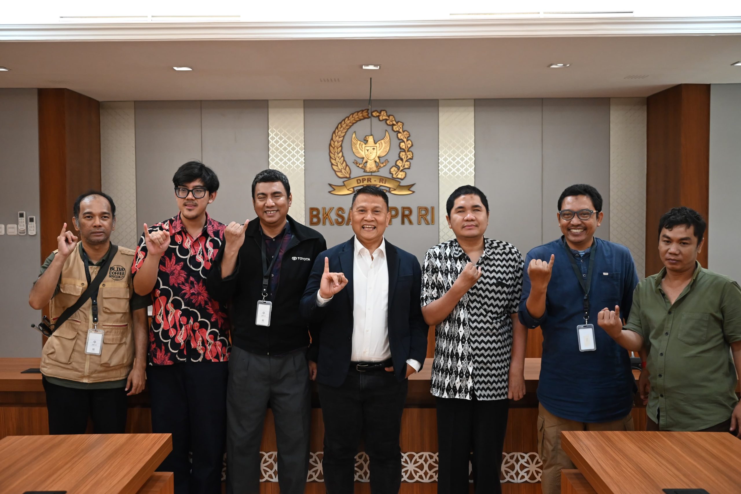 Ketua BKSAP Mardani Ali Sera foto bersama usai menerima kunjungan Gerakan Disabilitas Muslim Sejahtera atau Gerdimusa di Gedung Nusantara III, Senayan, Jakarta, Selasa (20/5/2025). Foto : Prima/Andri.