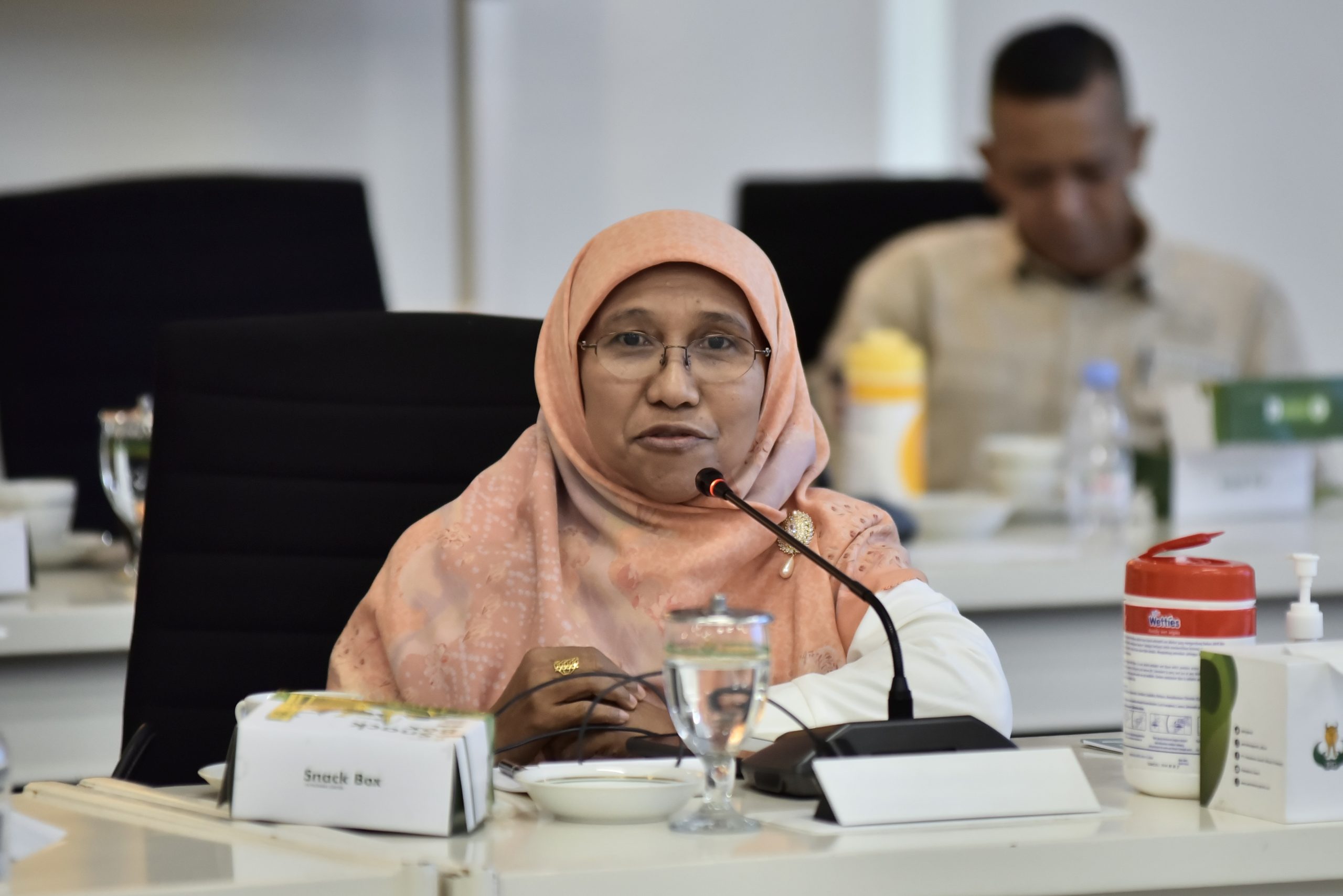 Anggota Komisi IV DPR RI, Saadiah Uluputty, saat mengikuti kunjungan kerja Panitia Kerja (Panja) Pengawasan Distribusi Pupuk Bersubsidi Komisi IV DPR RI ke Kabupaten Gresik, Jawa Timur, Sabtu (3/5/2025). Foto: Geraldi/vel.