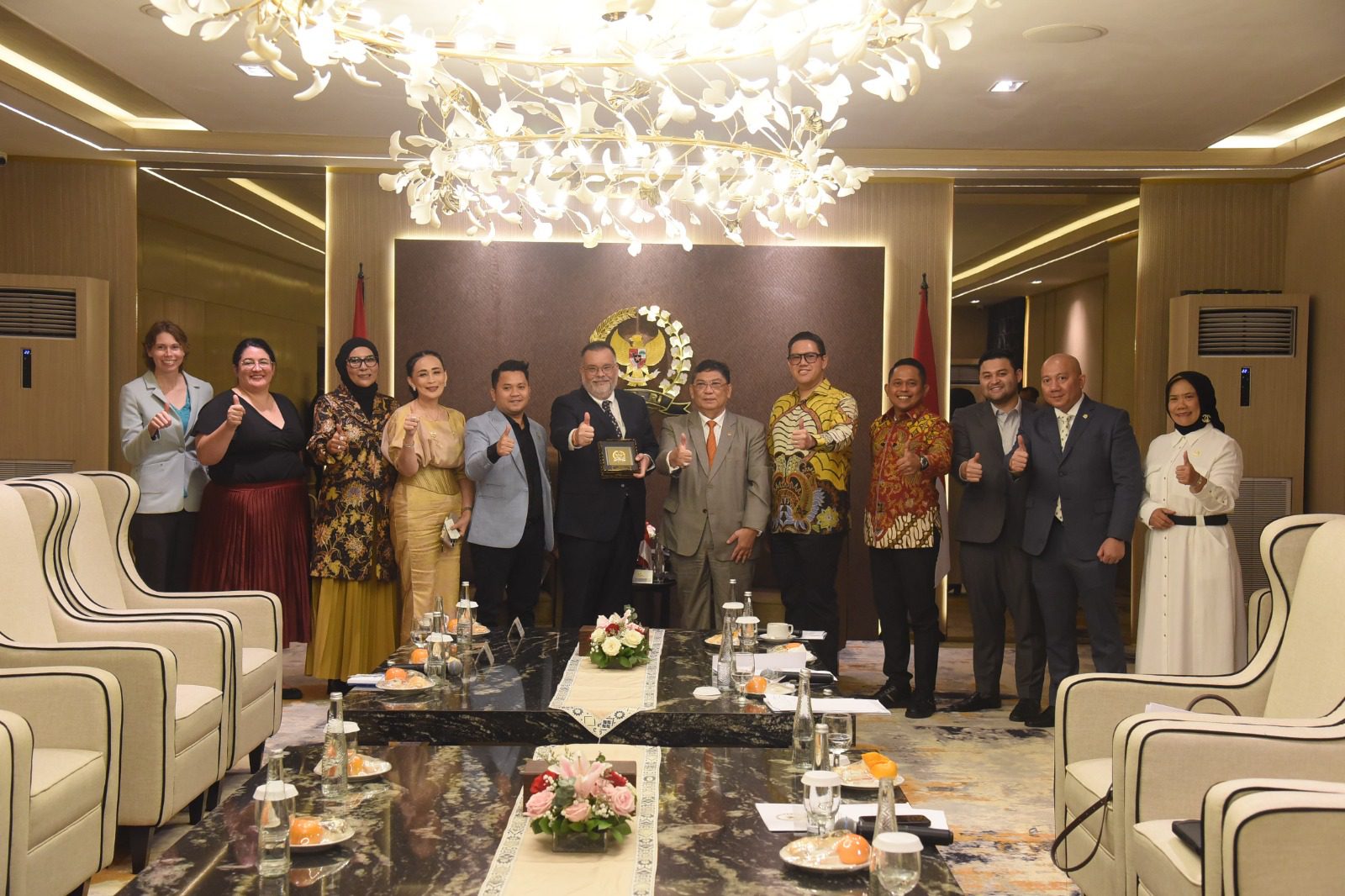 Ketua Komisi I DPR RI Utut Adianto bersama anggota Komisi I lainnya saat menerima kunjungan kehormatan Duta Besar Chili untuk Republik Indonesia, Mario Ignacio Artaza di Gedung Nusantara III DPR RI, Senayan, Jakarta, Rabu (7/5/2025). Foto: Arief/vel.