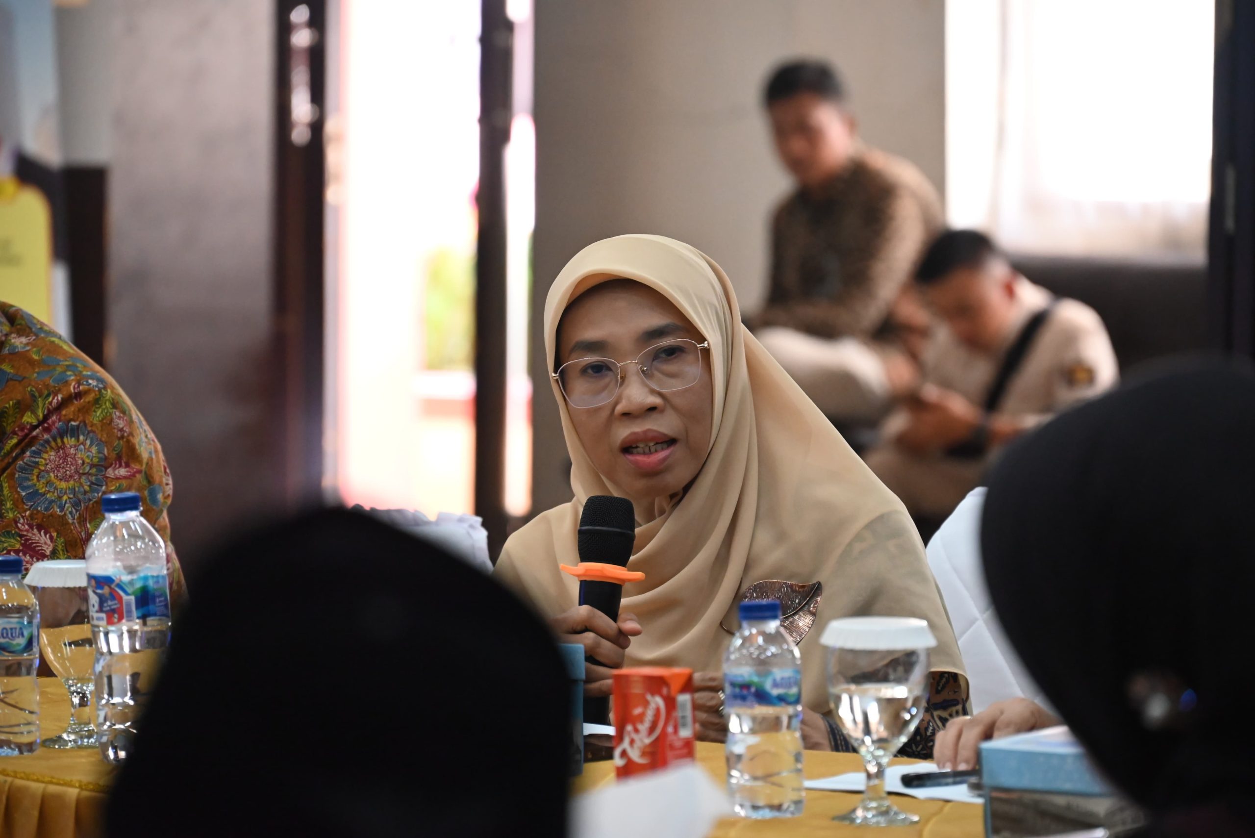 Anggota Komisi IX DPR RI, Netty Prasetiyani, saat pertemuan kerja Komisi IX DPR RI dengan Kepala Dinas Kesehatan Sumatera Barat dan Kepala Kantor Wilayah Kementerian Agama Sumbar di Asrama Haji Embarkasi Padang, Kamis (8/5/2025). Foto: Agung/vel.