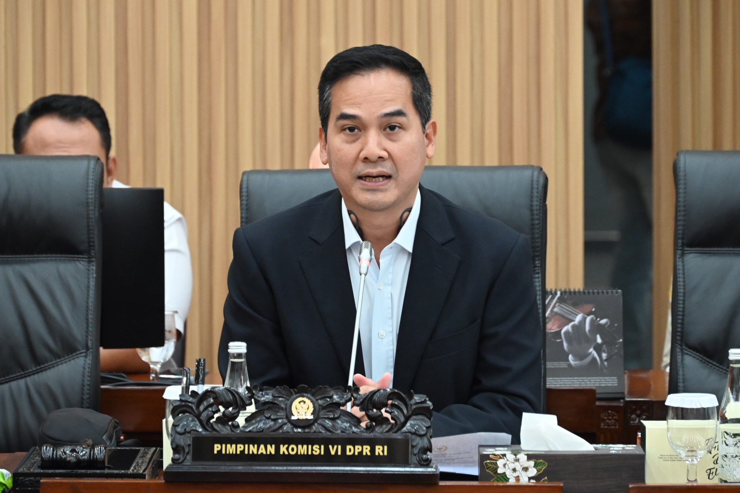 Wakil Ketua Komisi VI Adisatrya Suryo Sulisto saat memimpin Rapat Dengar Pendapat (RDP) Komisi VI DPR RI dengan Direktur Utama Perum Perhutani Wahyu Kuncoro di Gedung Nusantara I, Senayan, Jakarta, Selasa (29/4/2025). Foto: Farhan/vel.