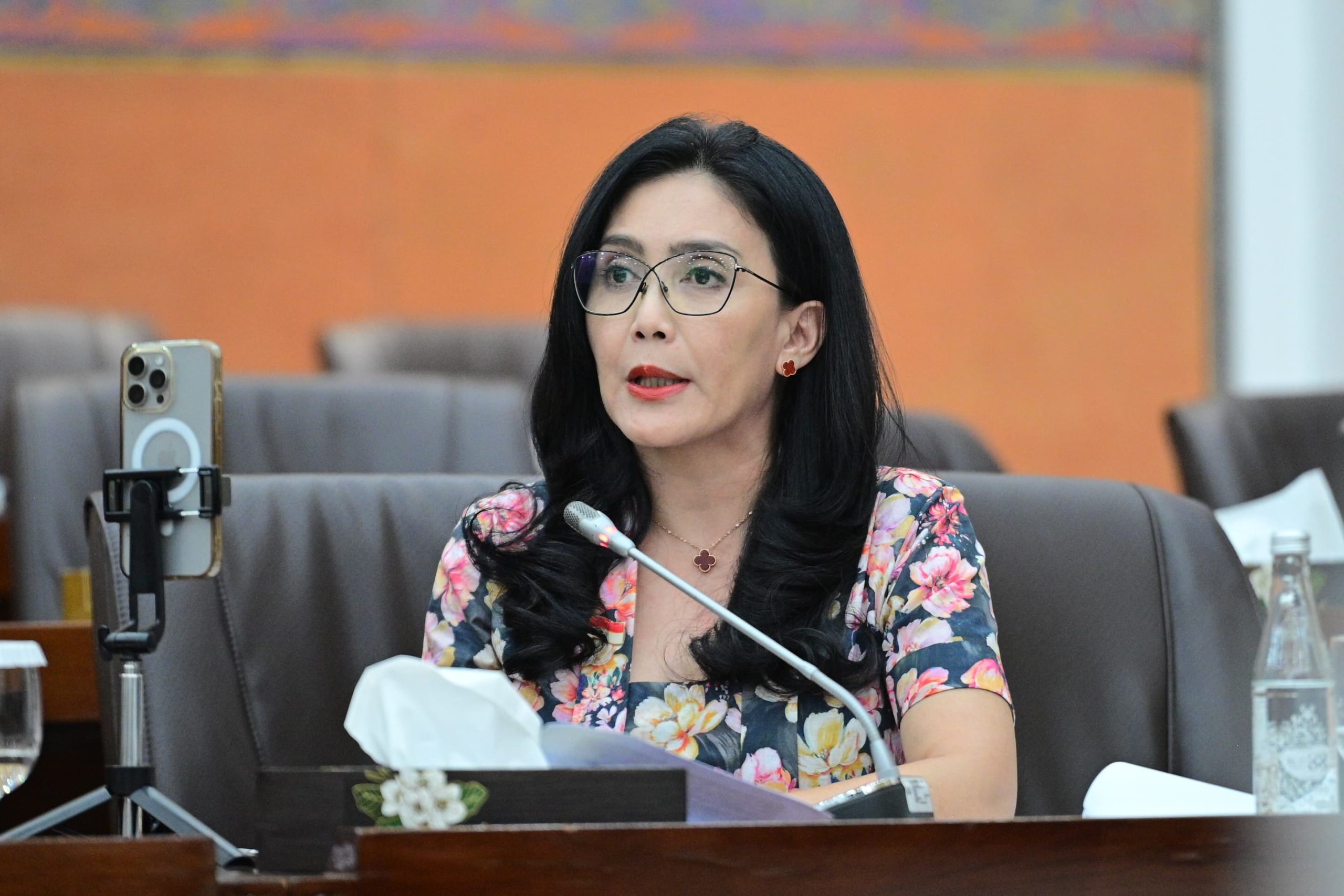 Anggota Komisi VI DPR RI Rieke Diah Pitaloka saat mengikuti Rapat Dengar Pendapat bersama Direktur Utama PT Mineral Industri Indonesia (MIND ID) dan Direktur Utama PT Timah Tbk di Kompleks Parlemen, Senayan, Jakarta, Rabu (14/5/2025). Foto: Farhan/vel.