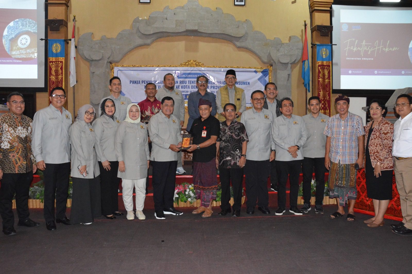 Ketua Panitia Kerja (Panja) Perubahan Rancangan Undang-Undang (RUU) Nomor 8 Tahun 1999 tentang Perlindungan Konsumen, Nurdin Khalid, saat memimpin kunjungan kerja Panja RUU Perlindungan Konsumen ke fakultas Hukum, Universitas Udayana, Denpasar, Bali, Kamis (15/5/2025). Foto: Ayu/vel.