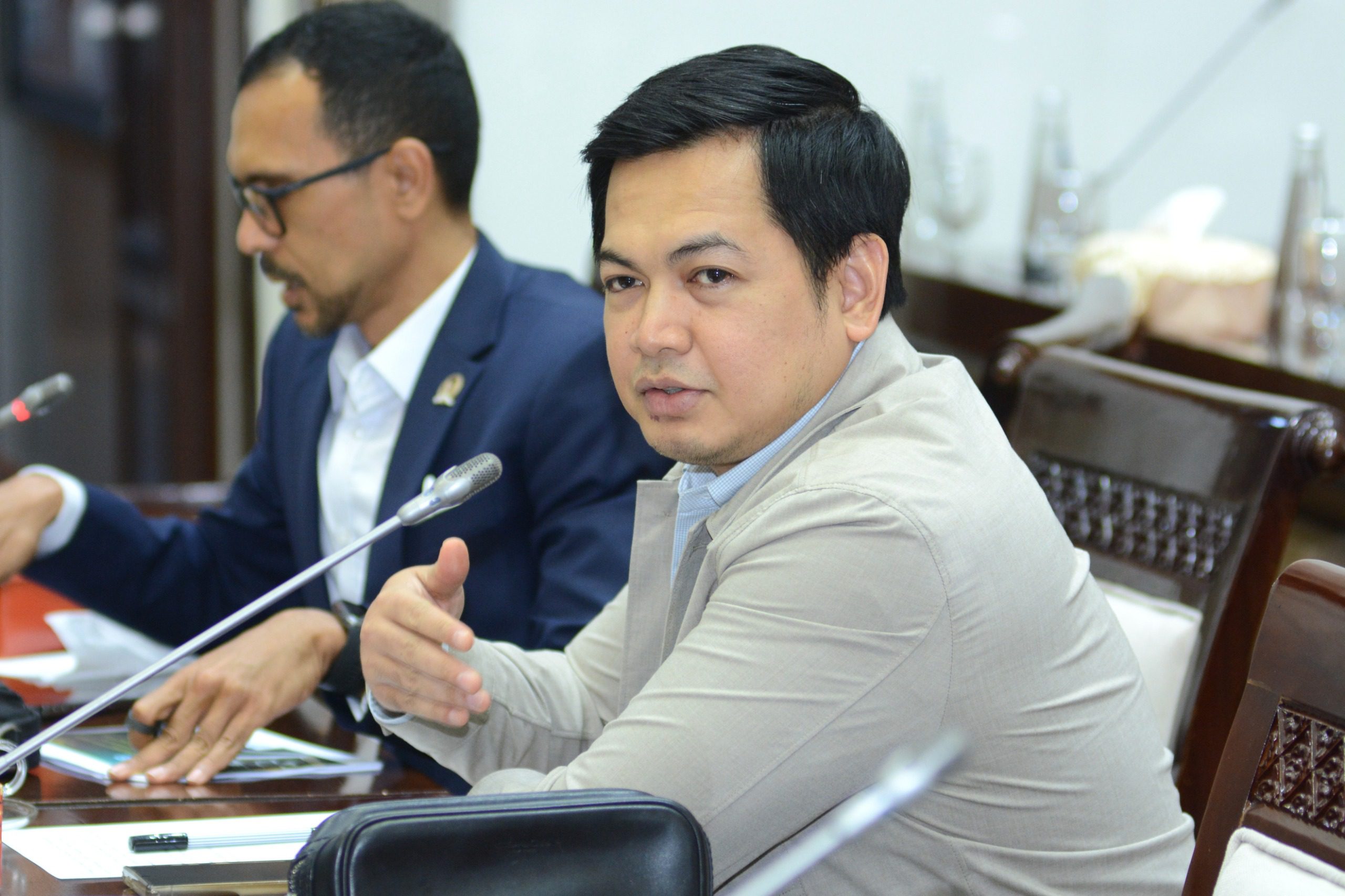 Anggota Komisi XI DPR RI, Tommy Kurniawan, saat Rapat Dengar Pendapat Umum (RDPU) dengan Asosiasi Pengusaha Kawasan Berikat Cabang Jawa Timur Raya di Gedung Nusantara, Senayan, Jakarta, Selasa (20/5/2025). Foto: Geraldi/vel.