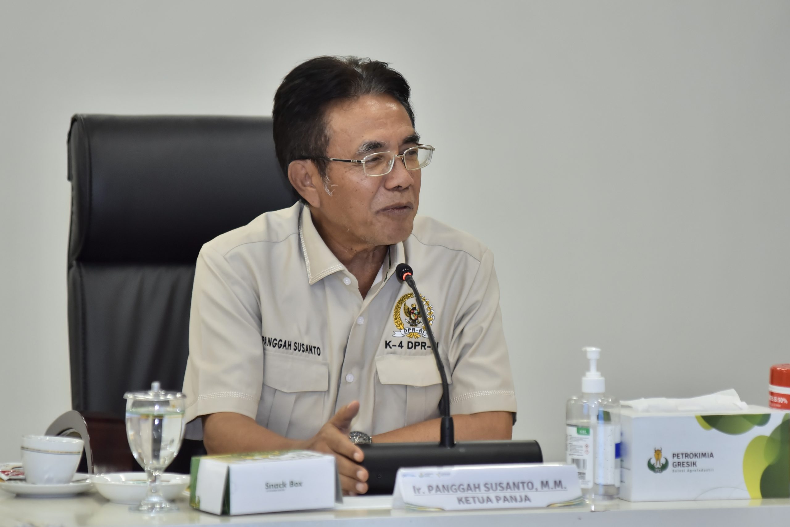 Wakil Ketua Komisi IV DPR RI, Ir. Panggah Susanto, M.M., saat memimpin kunjungan kerja ke Pabrik PT Petrokimia Gresik, Jawa Timur, dalam rangka meninjau kesiapan produksi serta sistem distribusi pupuk bersubsidi bagi petani, Sabtu (3/5/2025). Foto: Geraldi/vel.