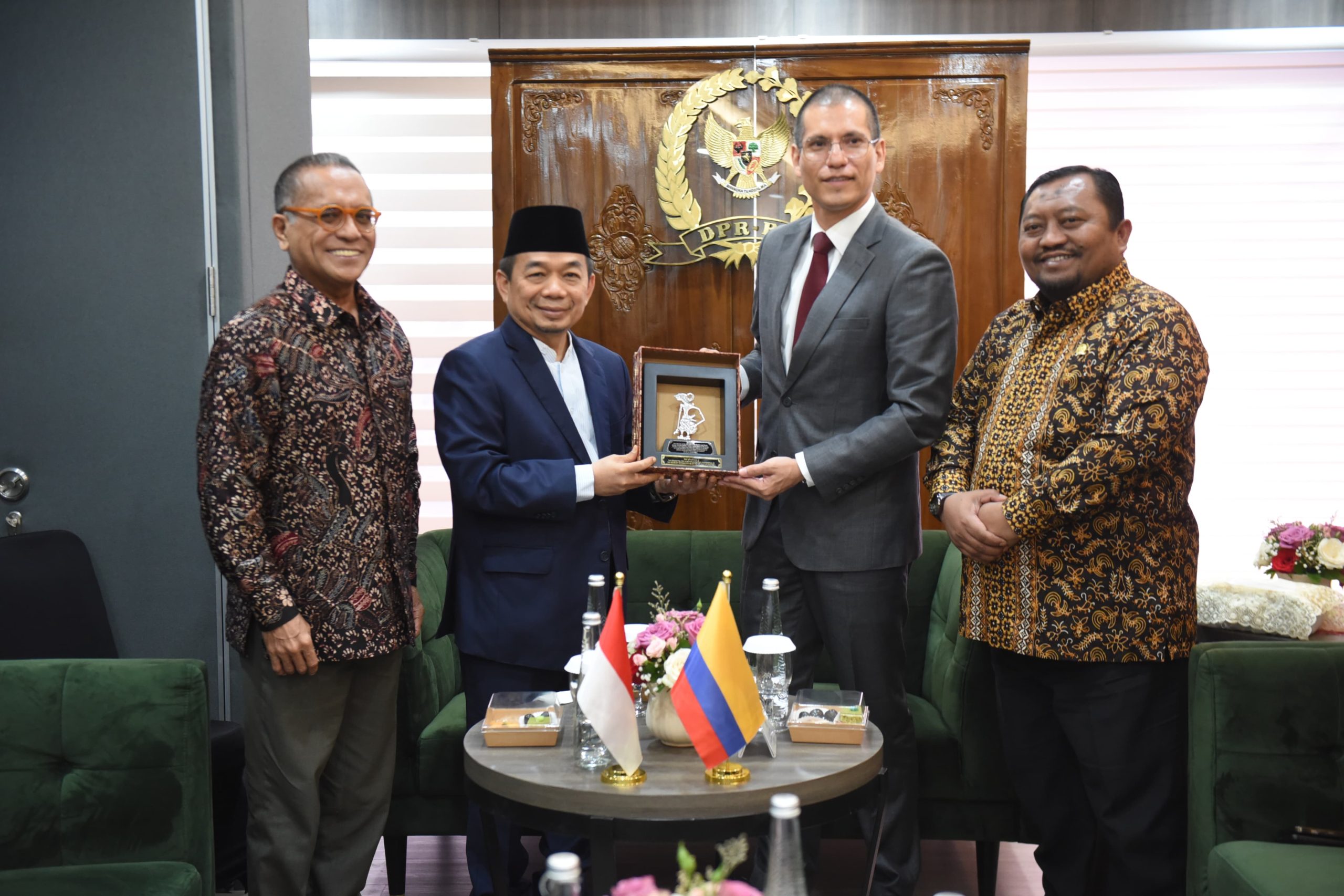 Ketua GKSB (Grup Kerja Sama Bilateral) DPR RI - Parlemen Kolombia, Jazuli Juwaini saat menerima kunjungan perwakilan dari Kedutaan Besar Kolombia Carlos Duenas di Gedung Nusantara III, Senayan, Jakarta, Rabu (7/5/2025). Foto: Jaka/vel.