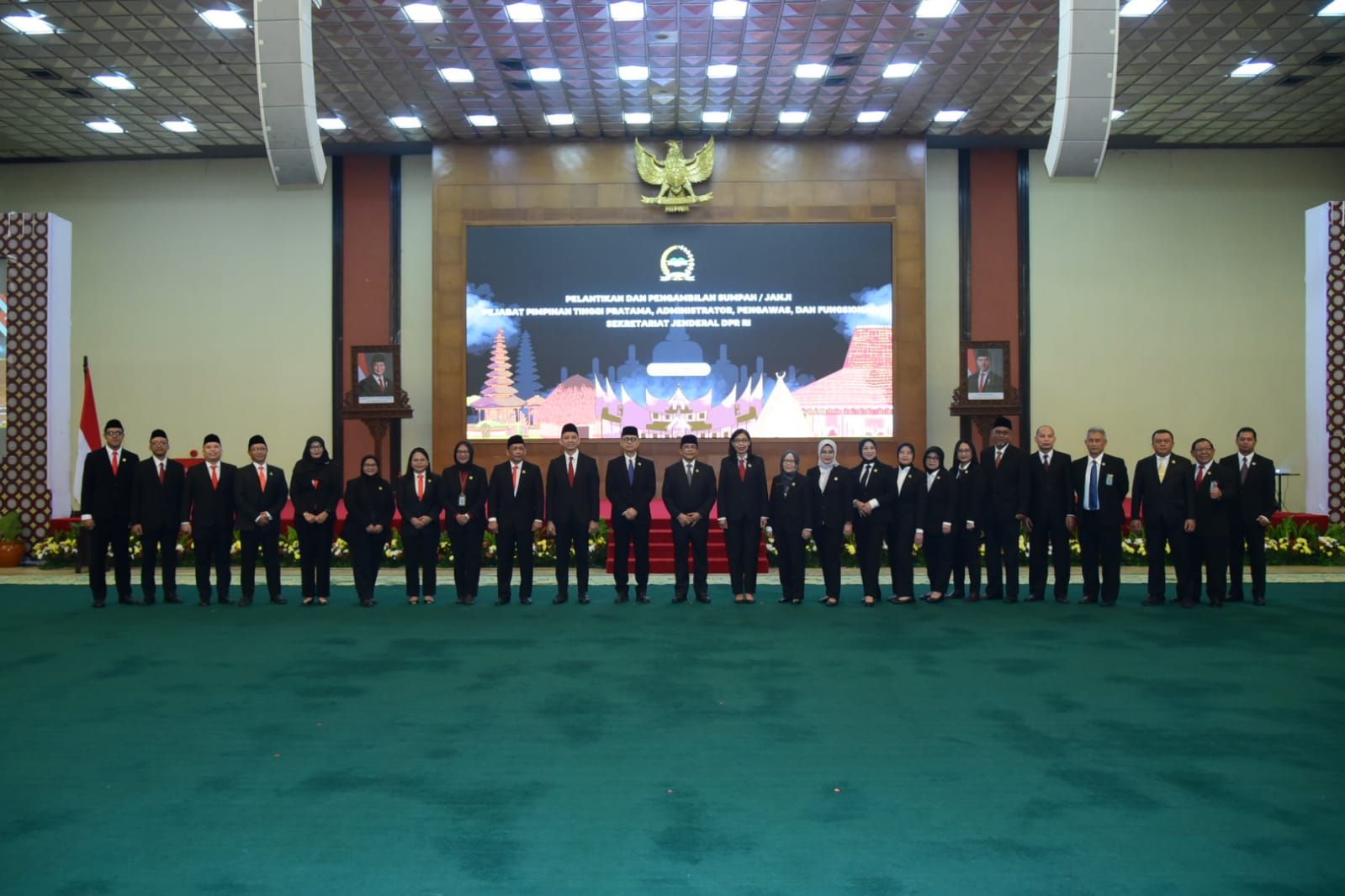 Foto bersama usai Upacara Pelantikan dan Pengambilan Sumpah 11 Pejabat di lingkungan Sekretariat Jenderal (Setjen) DPR RI di Ruang Pustakaloka, Rabu (4/6/2025). Foto: Oji/vel.