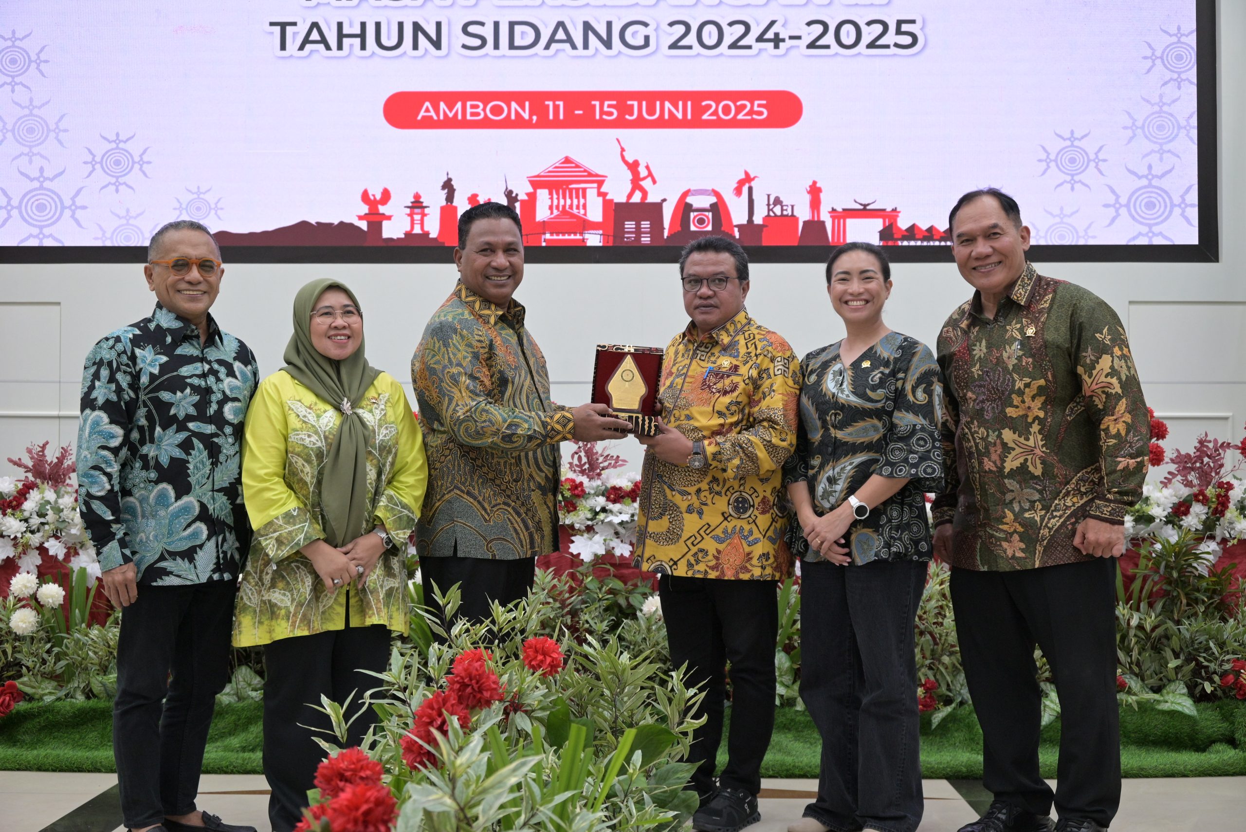Wakil Ketua Komisi VII DPR RI Lamhot Sinaga saat bertukar cenderamata dalam kunjungan kerja Komisi VII ke Ambon, Rabu (11/6/2025). Foto: Hira/vel.