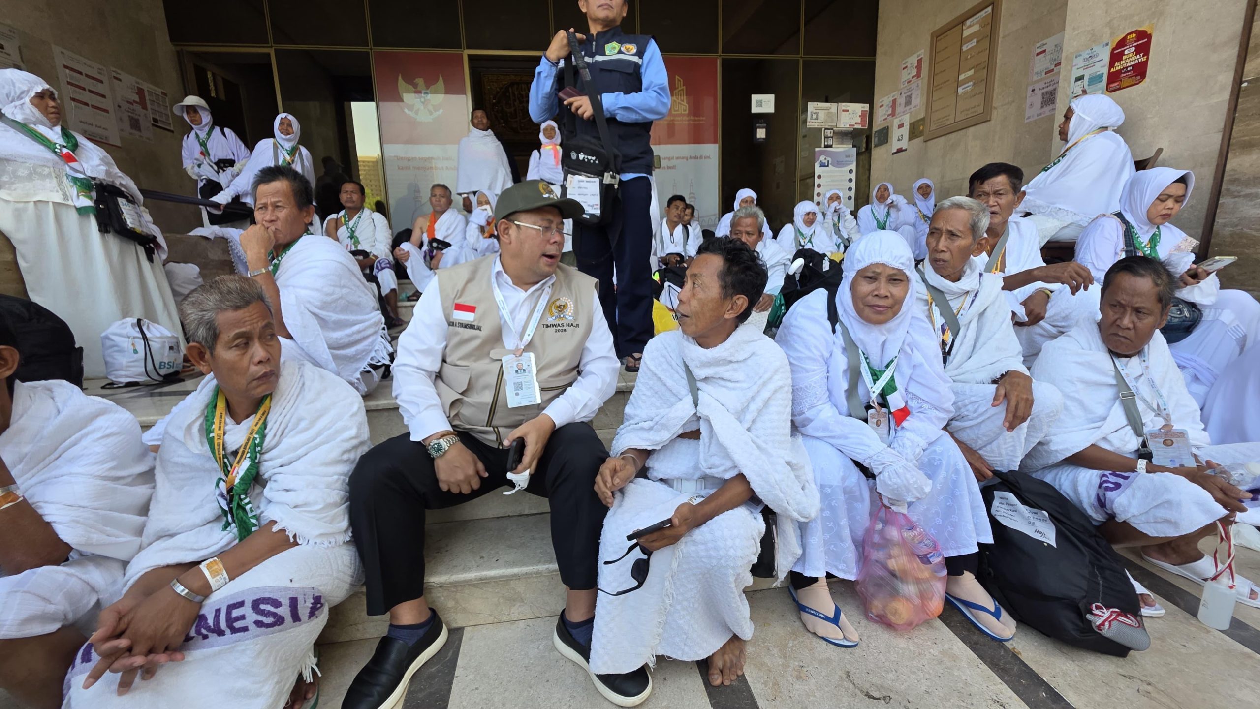 Ketua Tim Pengawas (Timwas) Haji DPR RI Cucun Ahmad Syamsurijal saat bersama jemaah haji dalam rangka pengawasan ibadah haji di Makkah, Rabu (4/6/2025). Foto: ubed/vel.