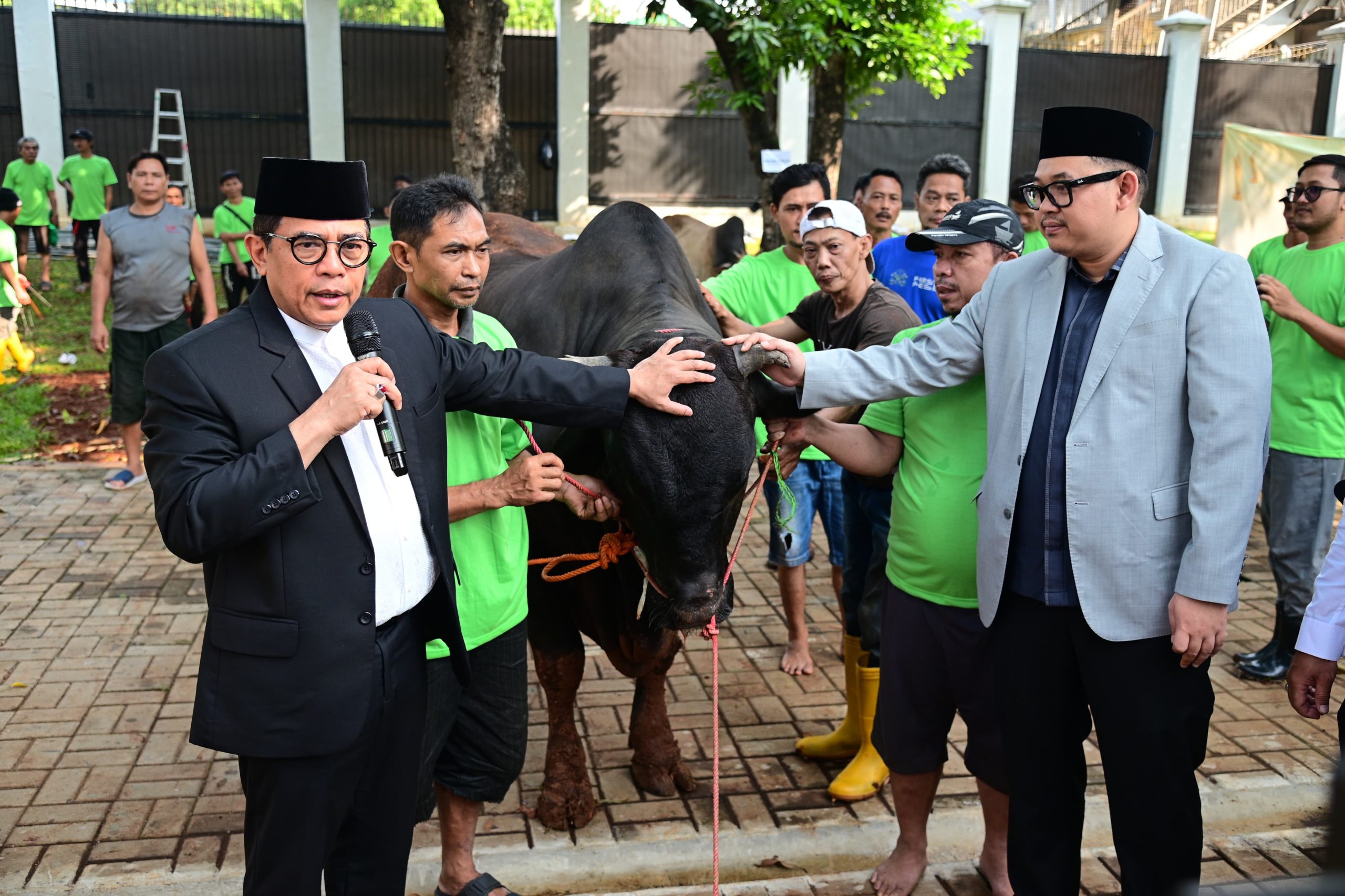 Sekretaris Jenderal DPR RI Indra Iskandar (kiri) saat acara penyembelihan hewan kurban, Minggu (8/6/2025). Foto: Farhan/vel.