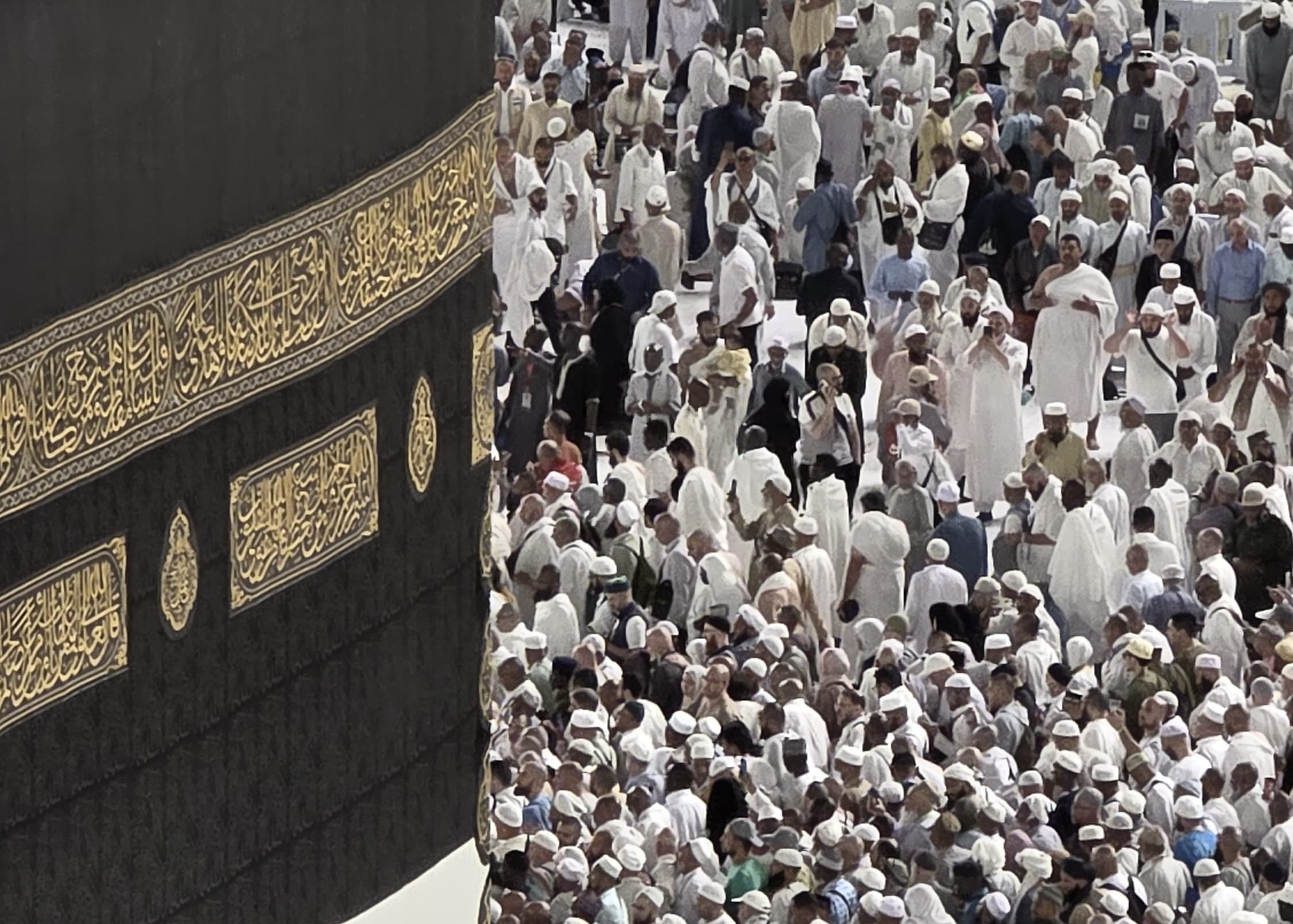 Jemaah haji dari berbagai penjuru dunia tengah melaksanakan thawaf di sekitar Ka'bah, sebagai bagian dari rangkaian ibadah yang sarat makna spiritual, di Arab Saudi. Foto: Ubaid/vel.
