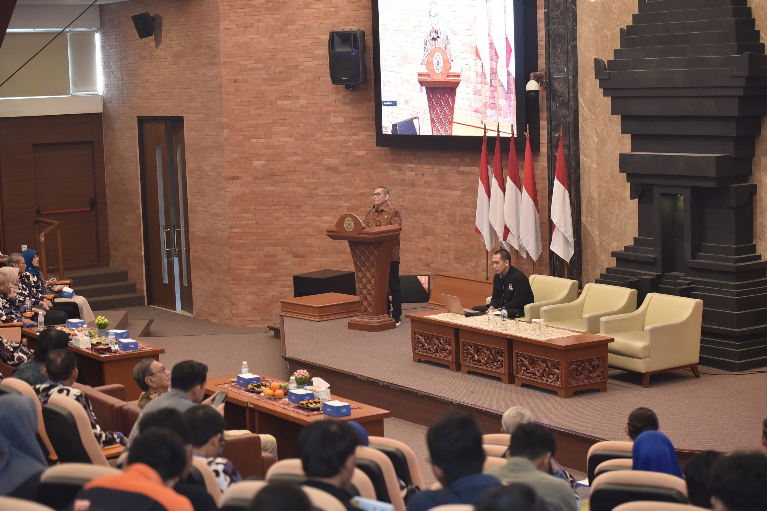 Wakil Ketua DPR RI, Adies Kadir, saat menjadi pembicara dalam Seminar Nasional Karsa Nusantara 2025 di Universitas Wijaya Kusuma Surabaya, Jawa Timur, Rabu (18/6/2025). Foto: Azka/vel.