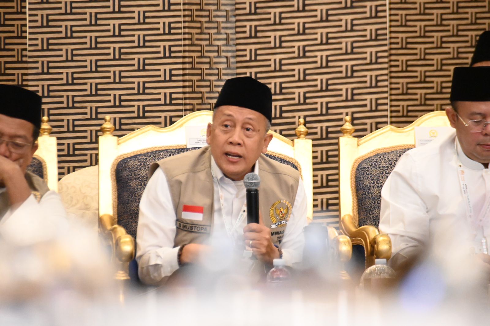 Anggota Tim Pengawas Haji DPR RI, Saan Mustopa, saat menyampaikan arahan dalam Raker dan RDP dengan mitra terkait haji, di Alqimma Hall, Makkah, Arab Saudi, Senin (2/6/2025). Foto: rdn/vel.