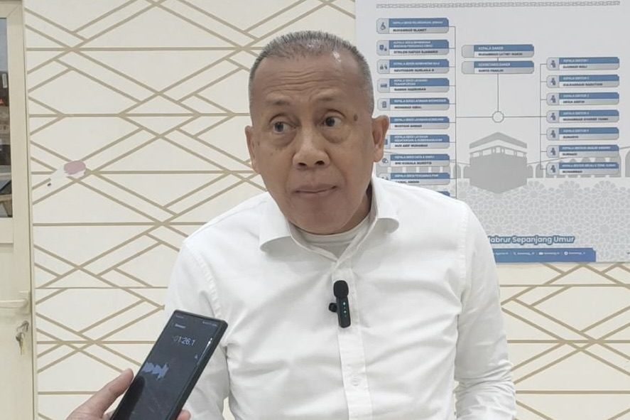 Wakil Ketua DPR RI dari Fraksi Partai NasDem, Saan Mustopa, saat diwawancarai Parlementaria ditengah pengawasan ibadah haji, di Madinah, Arab Saudi, Kamis (12/6/2025). Foto: rdn/vel.