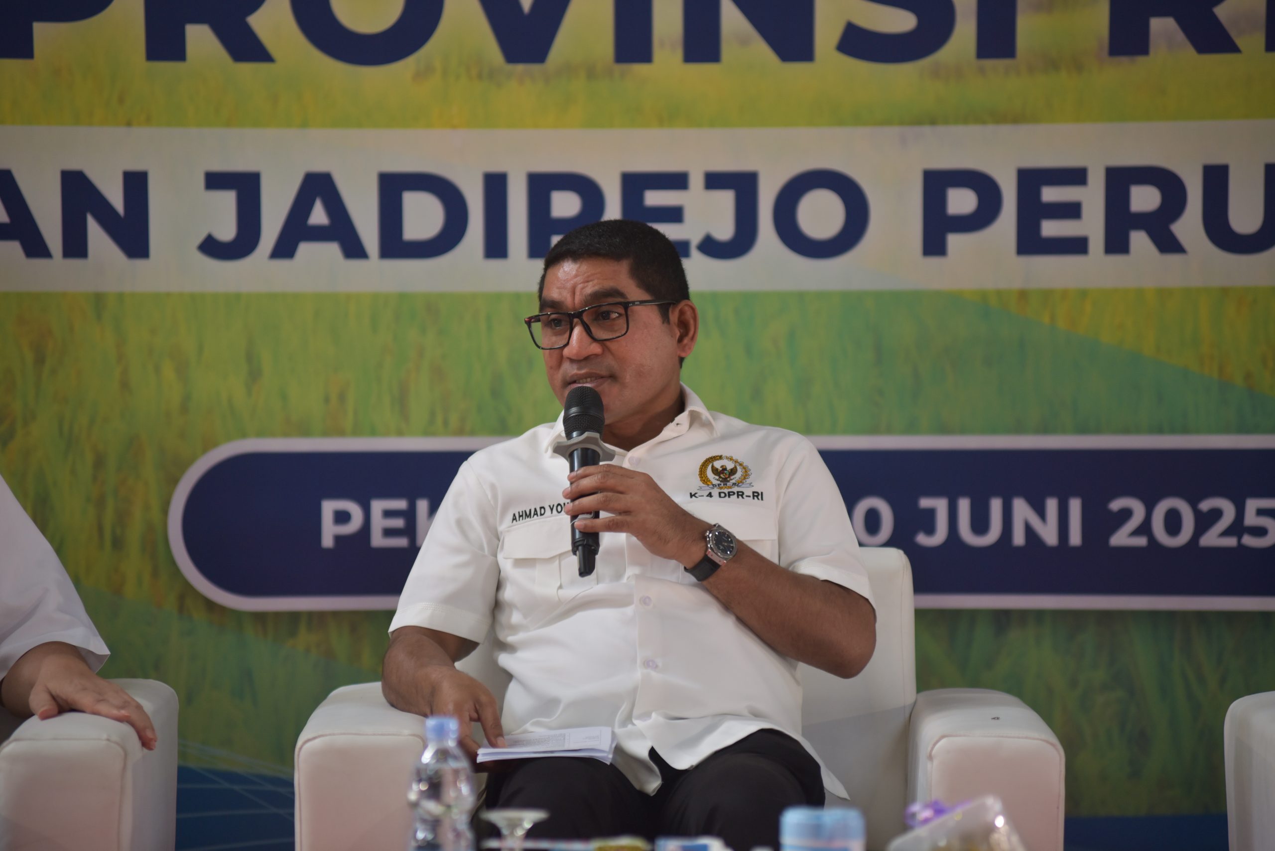 Wakil Ketua Komisi IV DPR RI, Ahmad Yohan, saat meninjau lokasi penyimpanan beras Bulog di Pekanbaru, Riau, jumat (20/6/2025). Foto: Eno/vel.