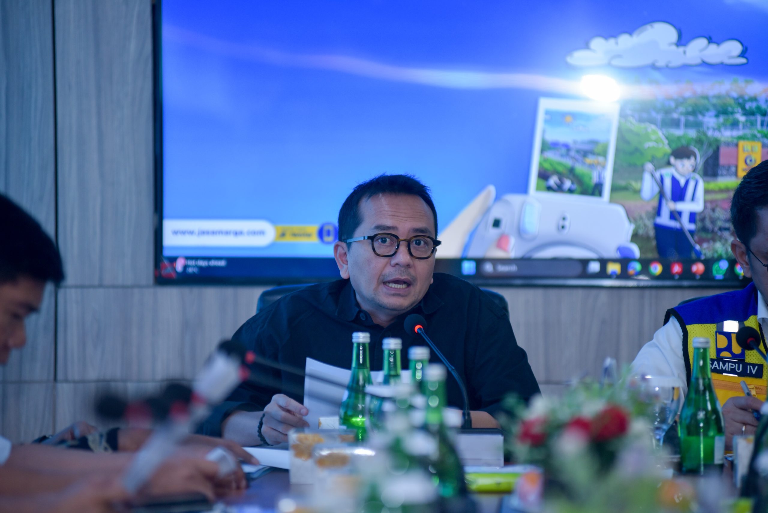 Wakil Ketua Komisi V DPR RI, Syaiful Huda, saat melakukan peninjauan dan pertemuan di Gedung Gerbang Utama Tol Cikampek, Karawang, Jawa Barat, Kamis (26/06/2026). Foto: Eno/vel.