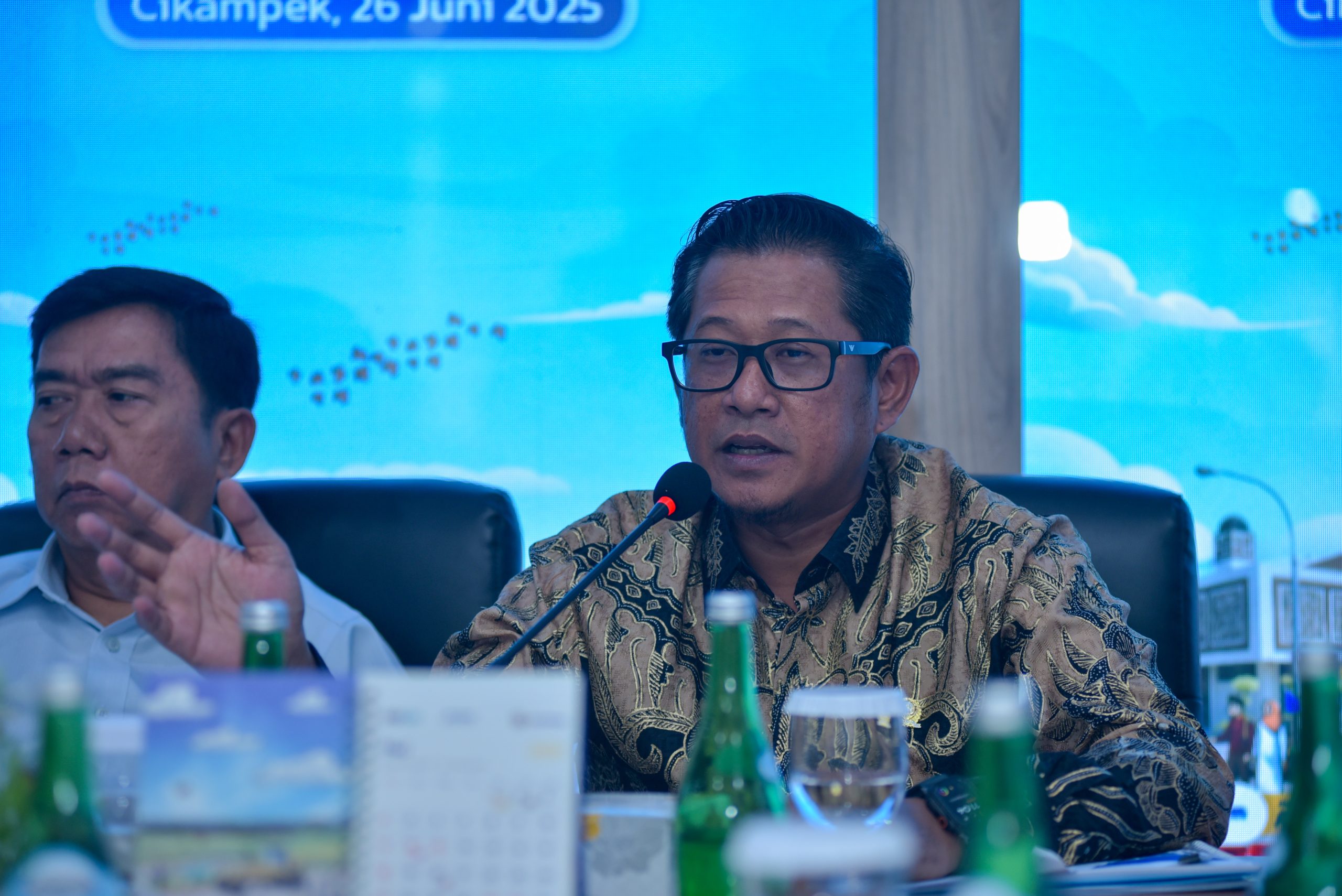 Anggota Komisi V DPR RI, Sudjatmiko saat pertemuan di Gedung Gerbang Utama Tol Cikampek, Karawang, Jawa Barat, Kamis (26/06/2026). Foto: Eno/vel.