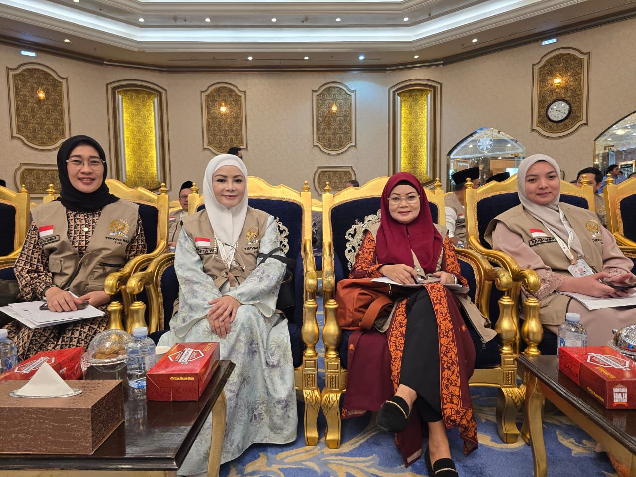 Anggota Tim Pengawas (Timwas) Haji DPR RI Anggia Erma Rini (kiri) saat kegiatan Timwas di Alqimma Hall, Makkah, Arab Saudi, Senin (2/6/2025). Foto: Ubed/vel.
