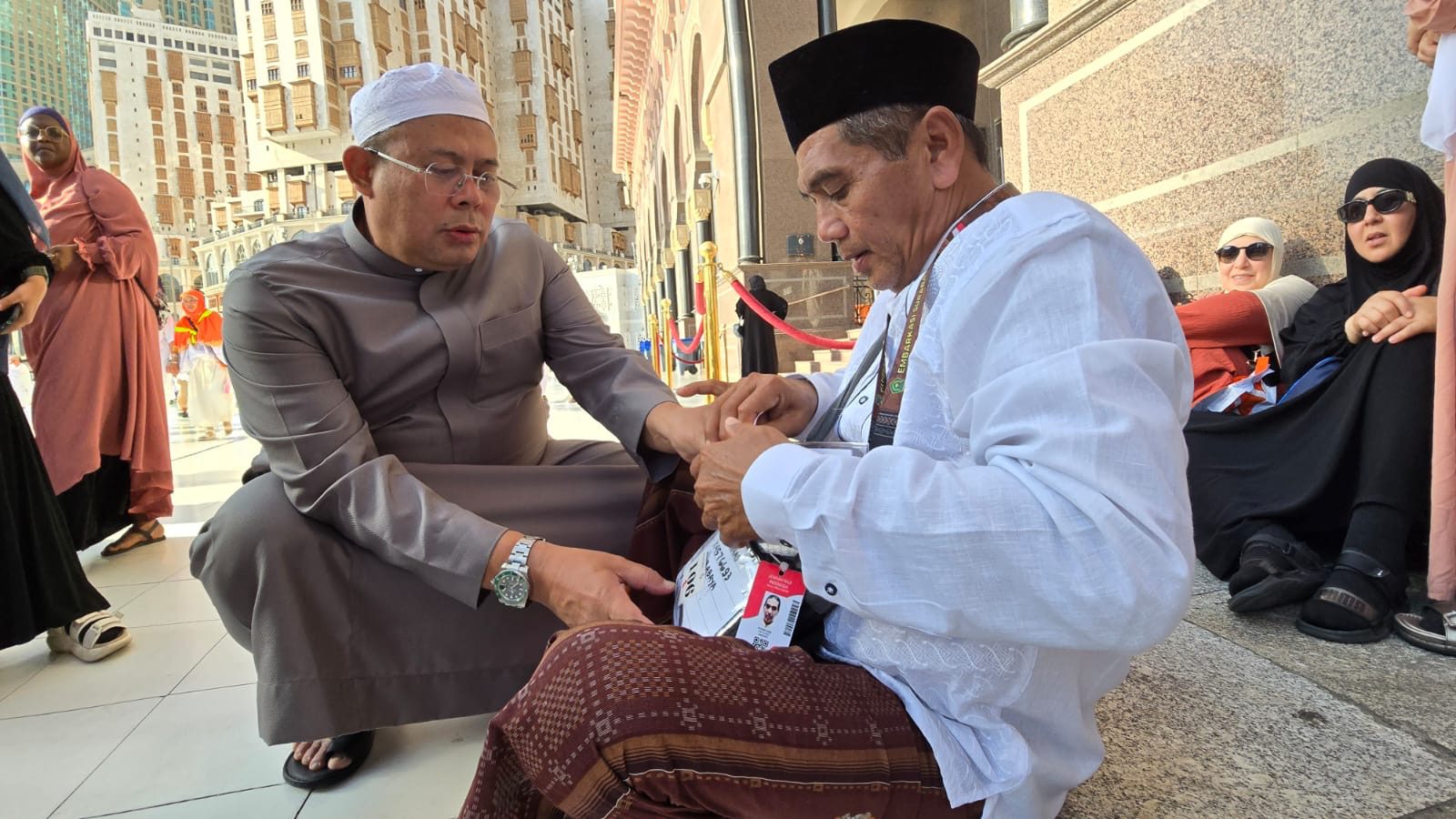 Ketua Tim Pengawas Haji (Timwas Haji) DPR RI Cucun Ahmad Syamsurijal saat bersama jemaah haji yang tersesat dan terpisah dari rombongan di Makkah, Arab Saudi, Selasa (10/6/2025). Foto: rdn/vel.