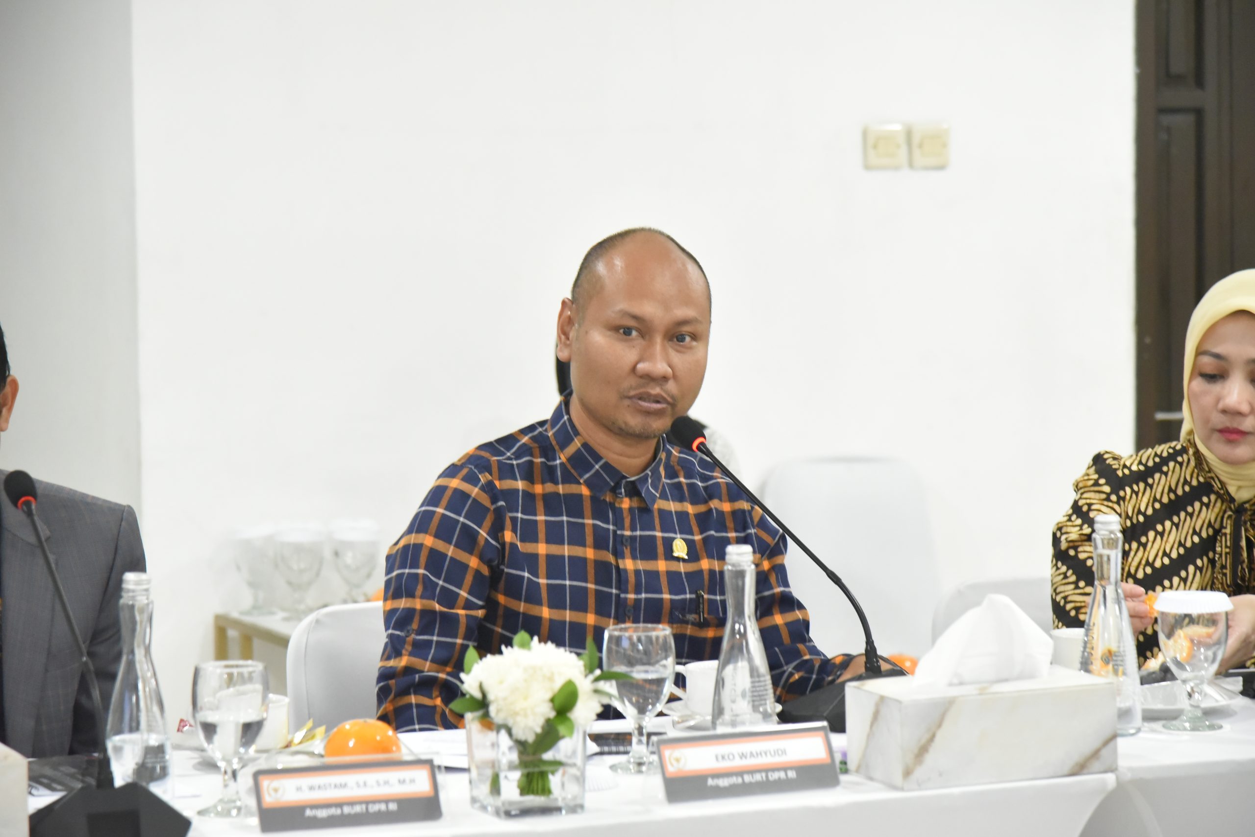 Anggota BURT DPR RI dari Fraksi Golkar, Eko Wahyudi, saat pertemuan kunjungan kerja di Stasiun Pasar Turi, Surabaya, Jawa Timur, Sabtu (14/6/2025). Foto: Aaron/vel.