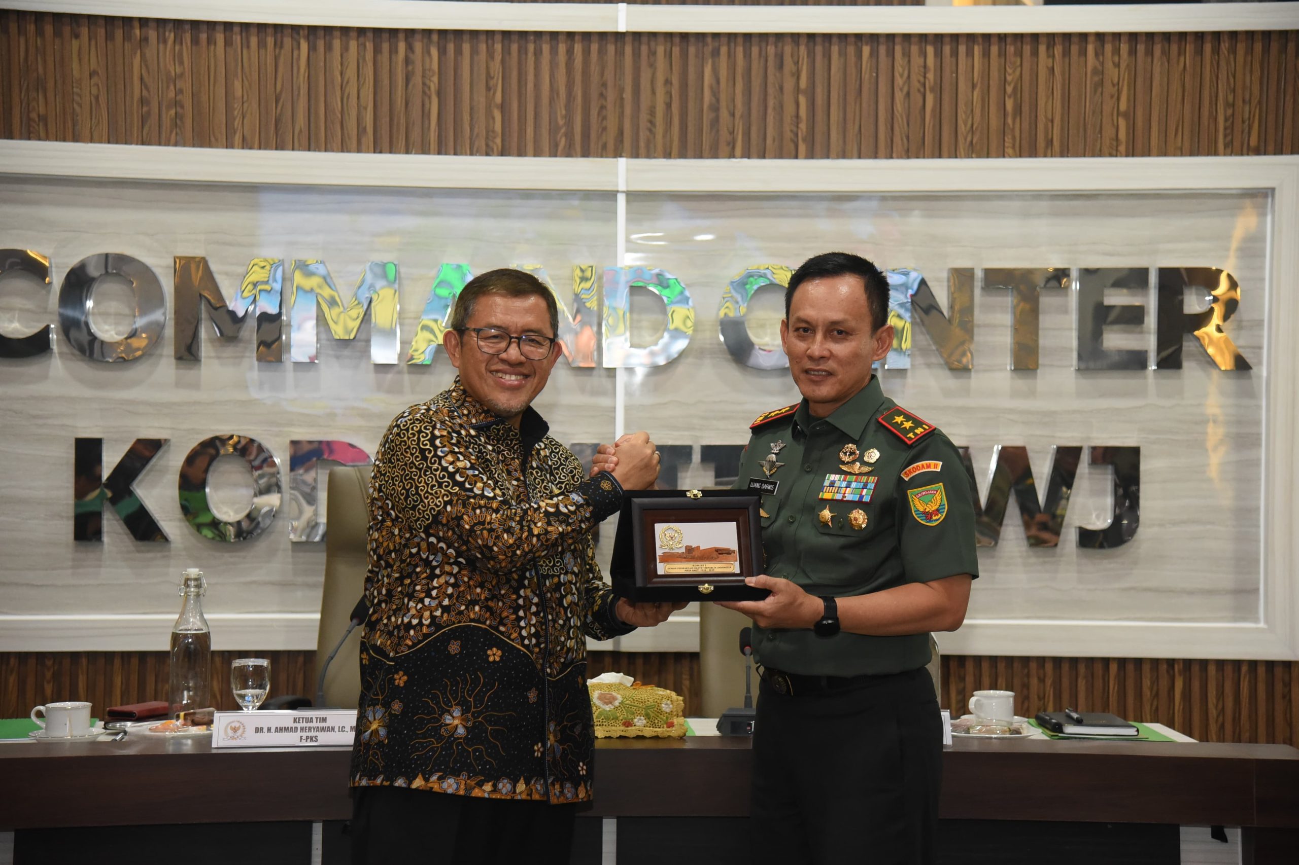 Wakil Ketua Komisi I DPR RI Ahmad Heryawan saat bertukar cenderamata usai pertemuan Komisi I DPR RI dengan Pangdam II/Sriwijaya beserta jajaran di Markas Kodam II/Sriwijaya, Palembang, Sumatera Selatan, Rabu (28/5/2025). Foto: Arief/vel.