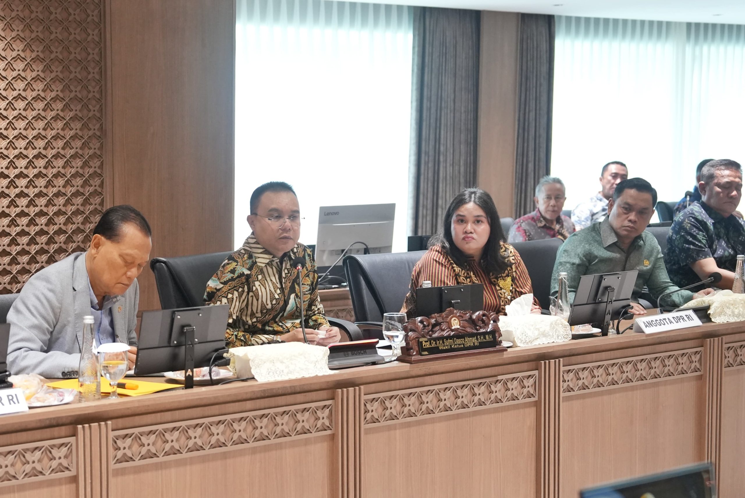 Wakil Ketua DPR RI, Sufmi Dasco Ahmad saat menerima perwakilan Konfederasi Serikat Pekerja Indonesia (KSPI) serta pekerja dan pensiunan PT Pos Indonesia di Gedung Nusantara III, Senayan, Kamis, (5/06/2025). Foto : Yoga/Andri.