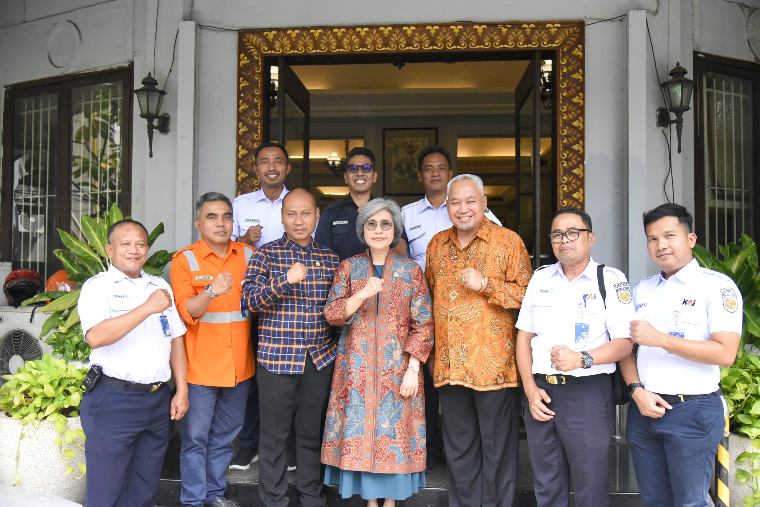 Anggota BURT DPR RI Eko Wahyudi dalam foto bersama melakukan pertemuan dengan PT KAI di Stasiun Pasar Turi, Surabaya, Jawa Timur, Sabtu (14/6/2025). Foto: Aaron/vel.