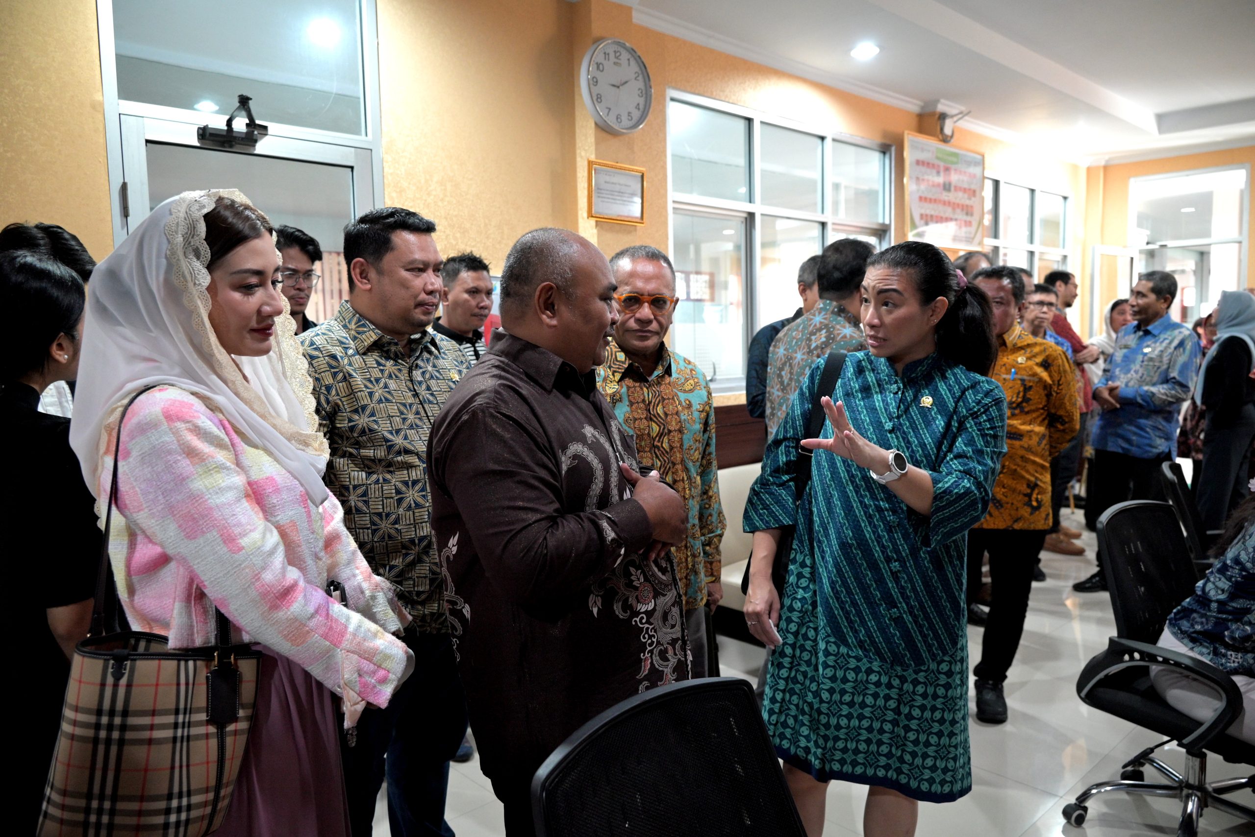 Wakil Ketua Komisi VII DPR RI, Rahayu Saraswati, saat memimpin kunjungan kerja Komisi VII DPR RI ke Balai Standardisasi dan Pelayanan Jasa Industri (BSPJI) Kementerian Perindustrian di Ambon, Kamis (12/6/2025). Foto: Hira/vel.