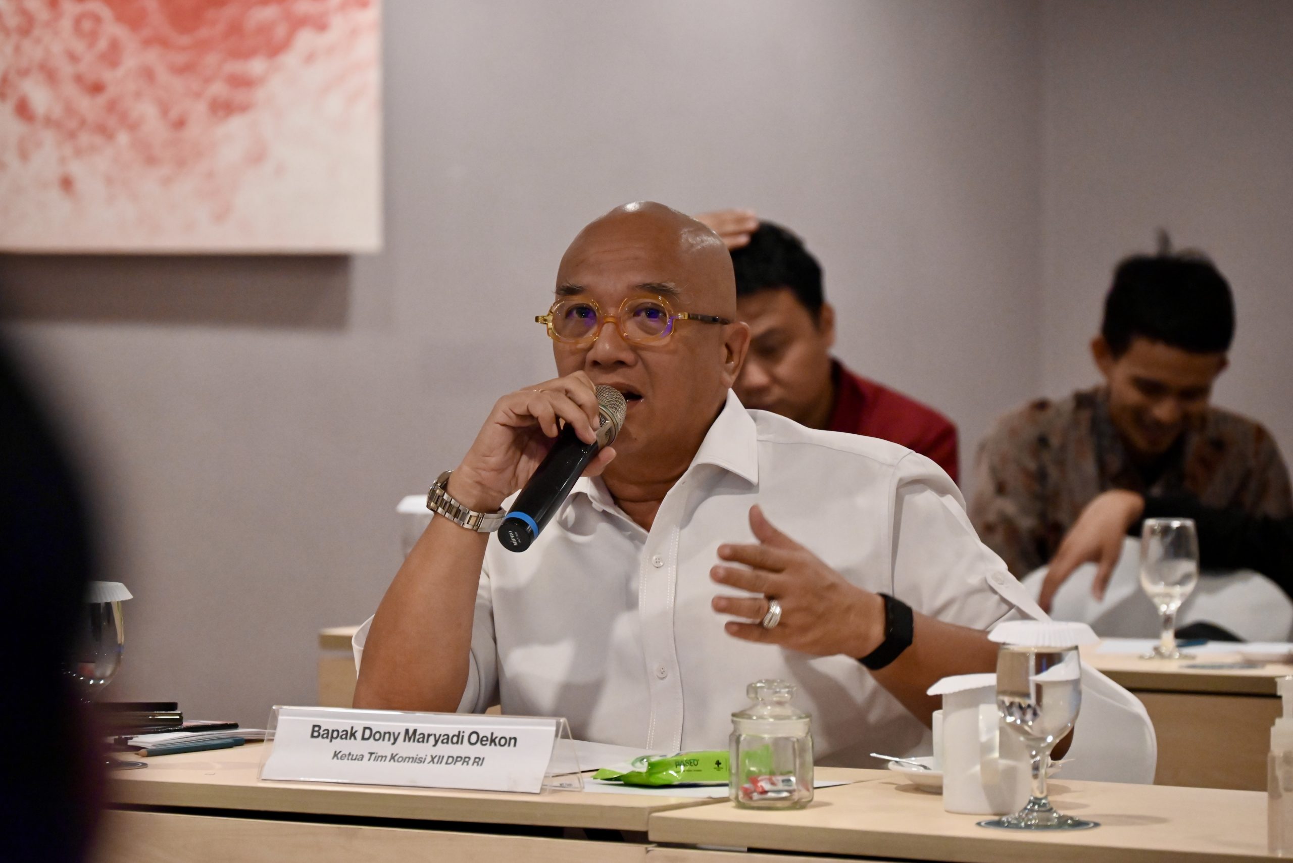 Wakil Ketua Komisi XII DPR RI Dony Maryadi Oekon saat memimpin pertemuan di Balikpapan, Kalimantan Timur, Kamis (19/6/2025). Foto: Bianca/vel.