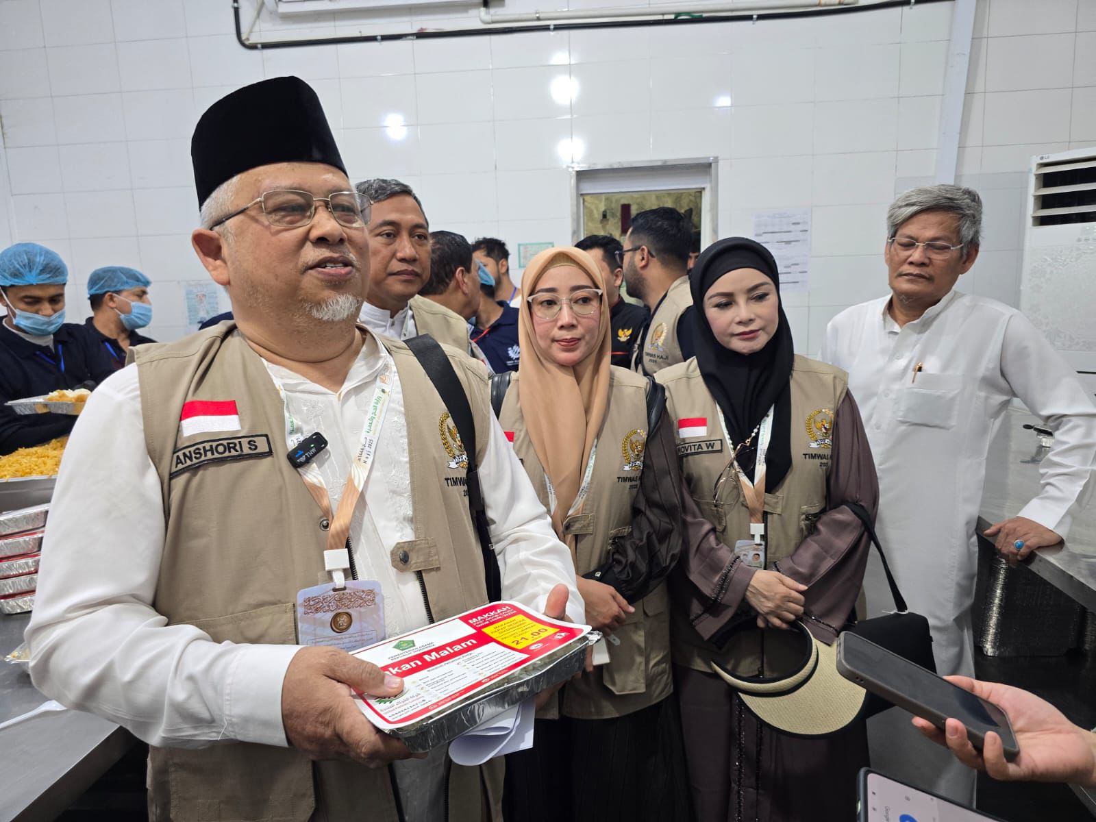 Anggota Timwas Haji DPR RI Ansory Siregar bersama tim, saat melakukan inspeksi mendadak ke dapur United Partners Catering di Makkah, Arab Saudi, Minggu (01/06/2025). Foto: Ubed/vel.