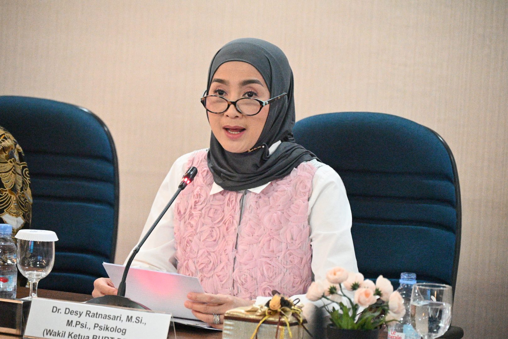 Wakil Ketua BURT DPR RI Desy Ratnasari memimpin kunjungan kerja ke Bandara Kualanamu, Jumat (20/6/2025), untuk meninjau langsung pelayanan Joumpa Airport VIP Service and Lounge bagi Anggota DPR RI. Foto: Wilga/vel.
