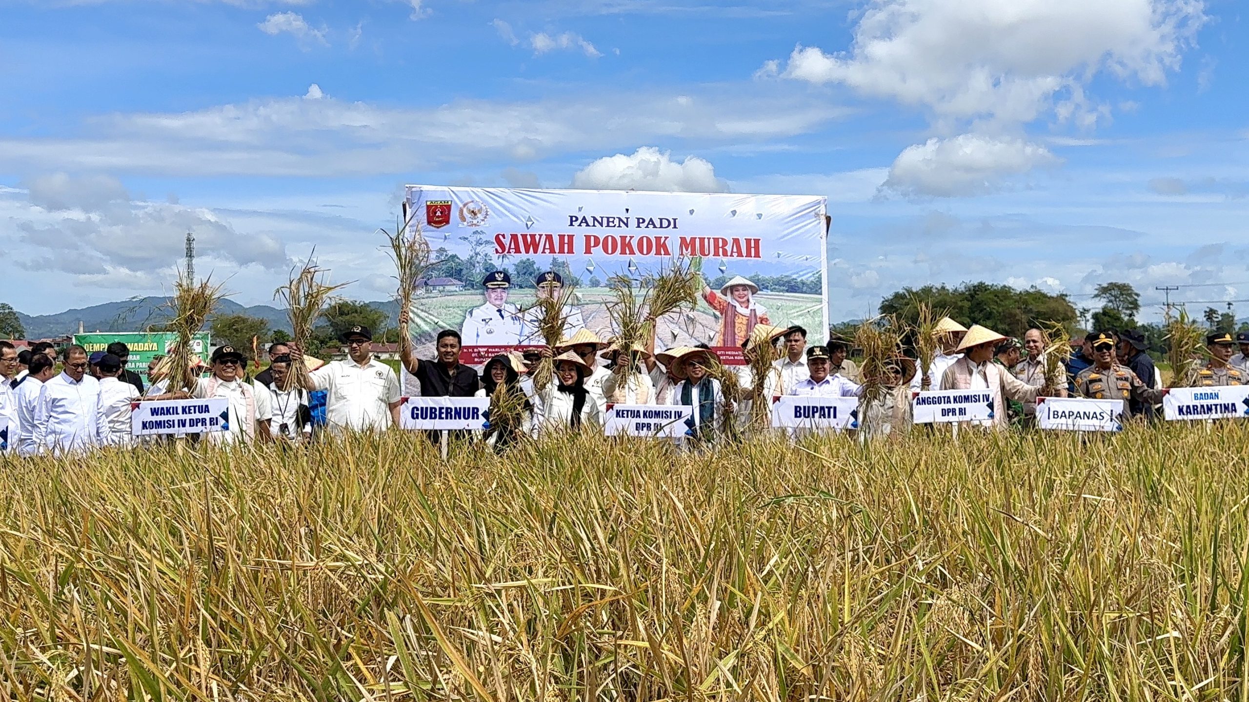 Tim Kunres Komisi IV DPR RI saat meninjau langsung penerapan metode Sawah Bapokok Murah dalam kunjungan kerja Komisi IV DPR RI ke Kabupaten Agam, Sabtu (21/6/2025). Foto: Tiara/vel.