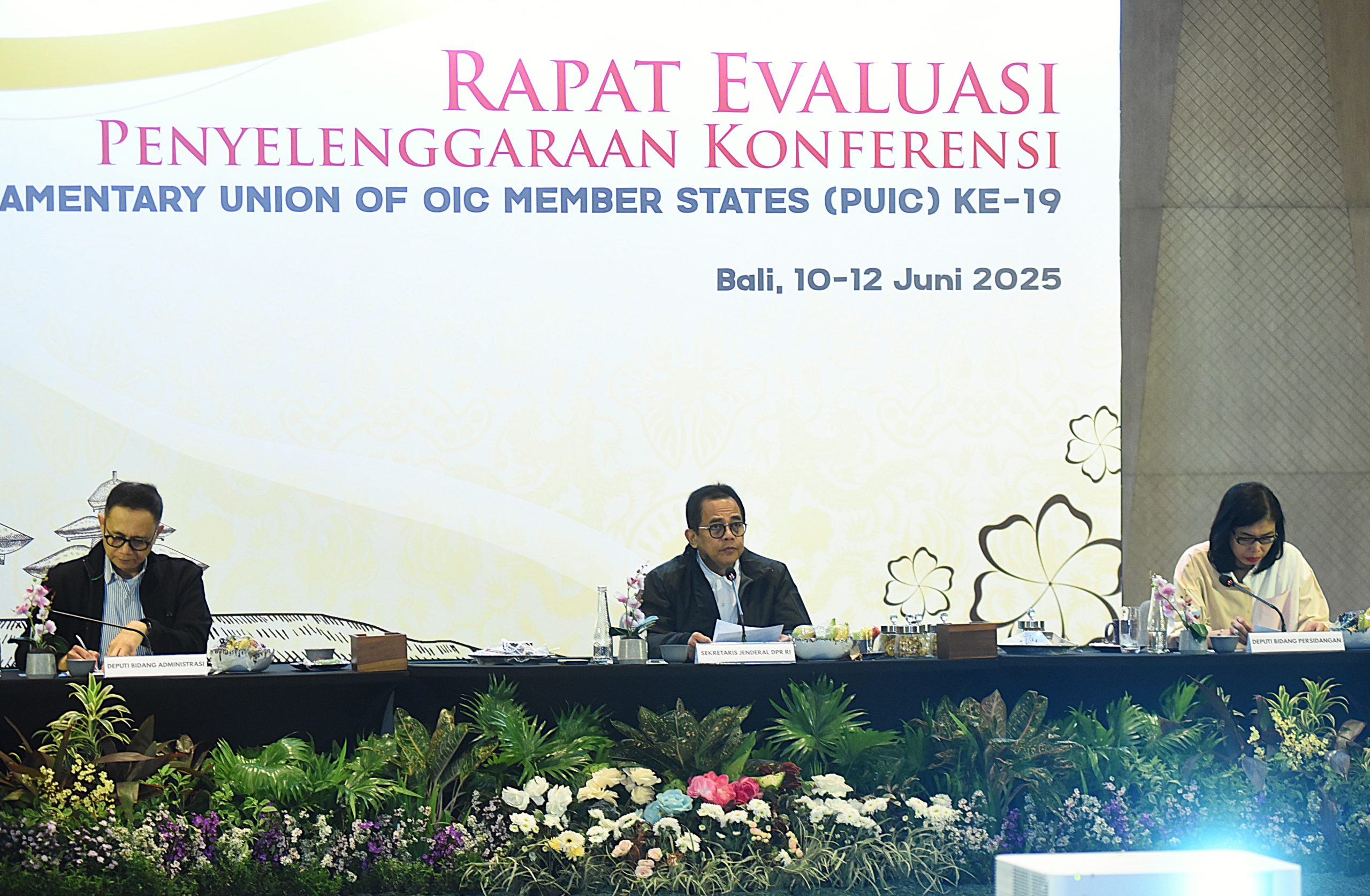 Sekjen DPR RI Indra Iskandar saat memimpin rapat evaluasi penyelenggaraan PUIC di Bali, Selasa (10/6/2025). Foto : Jaka/Andri.