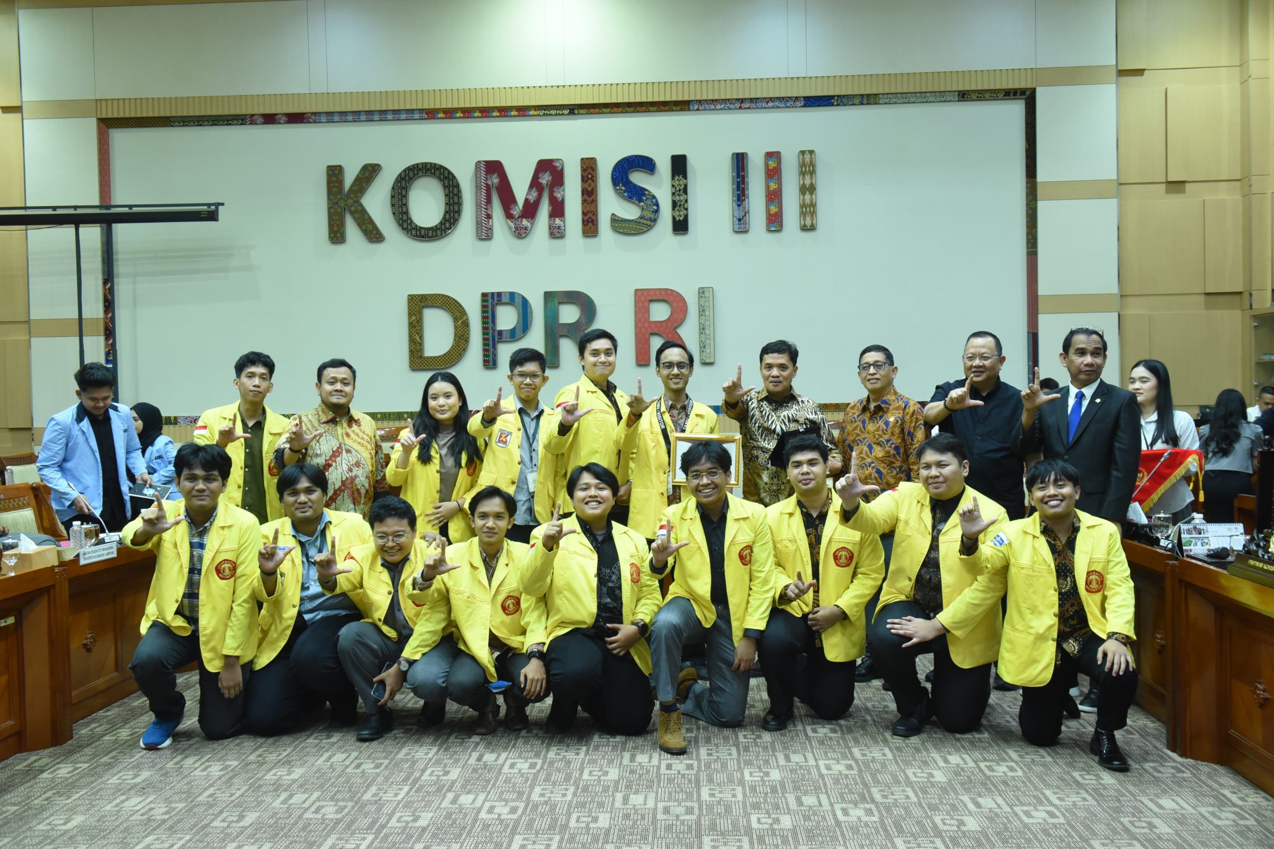 Ketua Komisi III DPR RI, Habiburokhman berfoto bersama peserta Rapat Dengar Pendapat Umum (RDPU) dari kalangan mahasiswa di Ruang Rapat Komisi III DPR RI, Kamis (19/6/2025). Foto: Jaka/vel.