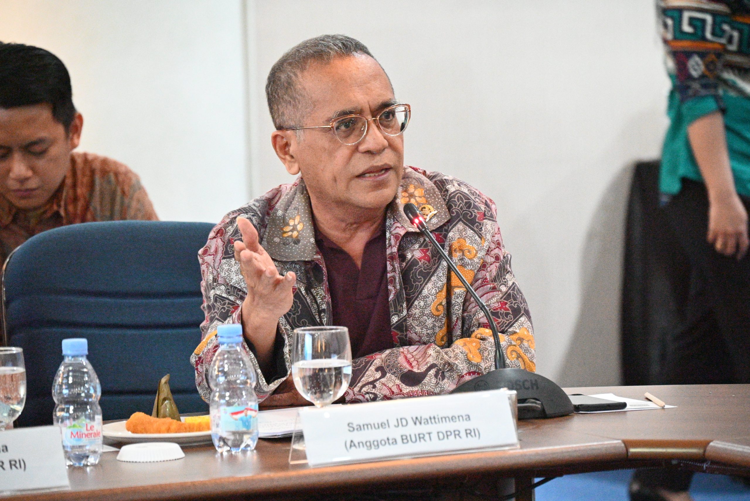 Anggota Badan Urusan Rumah Tangga (BURT) DPR RI, Samuel Wattimena, saat melakukan kunjungan pengawasan ke Joumpa Airport VIP Service and Lounge di Bandara Internasional Kualanamu, Medan, Sumatera Utara, Jumat (20/6/2025). Foto: Wilga/vel.