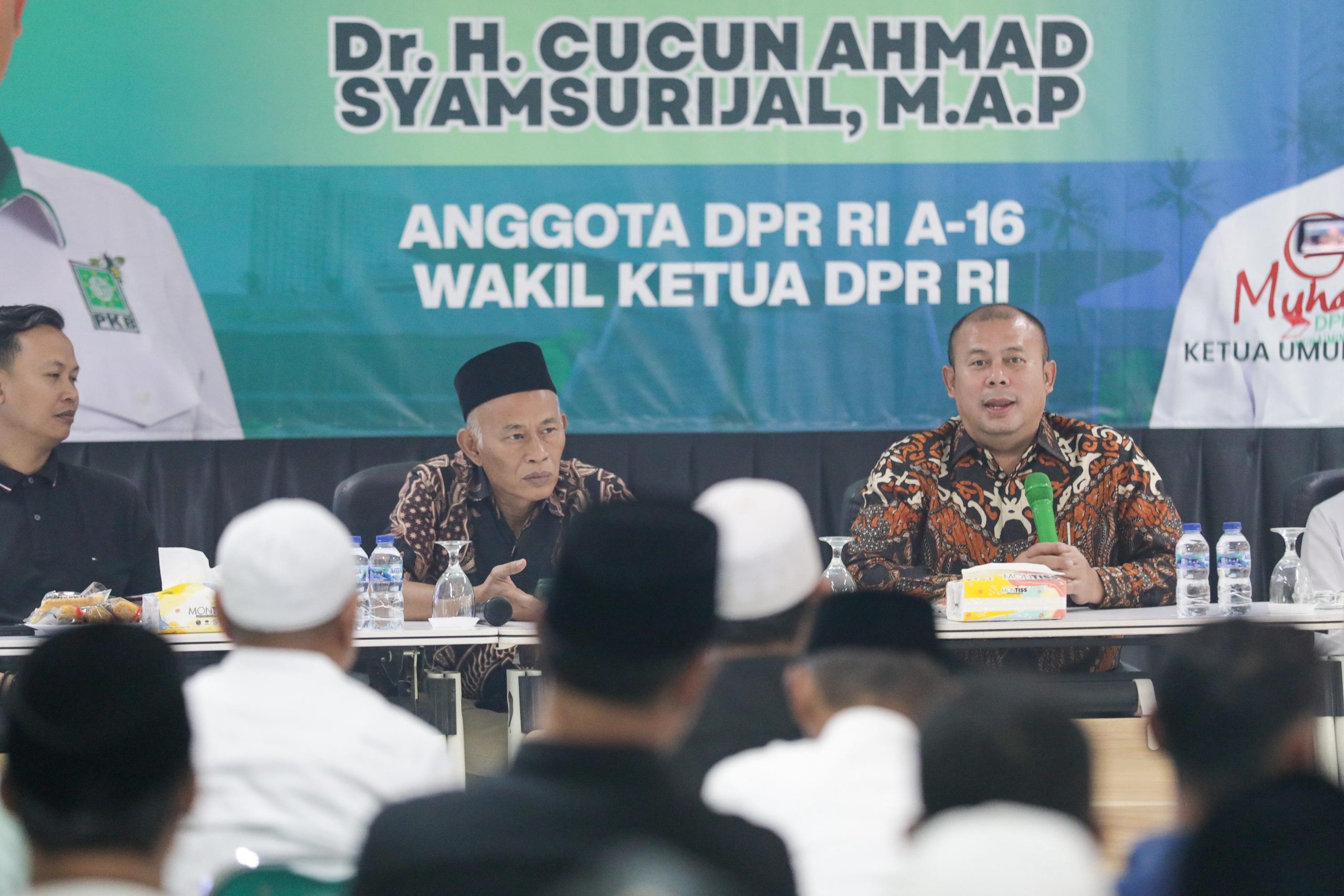 Wakil Ketua DPR RI, Cucun Ahmad Syamsurijal, berdialog dengan para kepala desa se-Kabupaten Bandung dalam agenda reses, Jumat (20/6/2025). Foto: Ubed/vel.