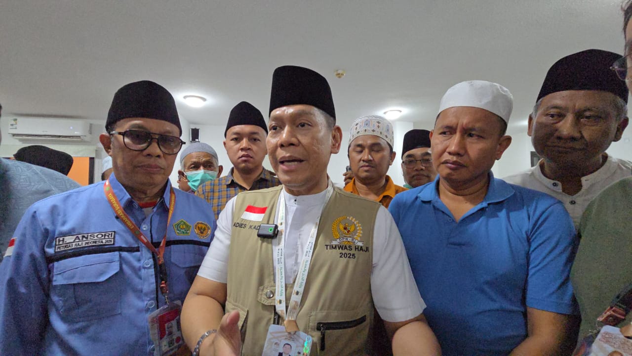Anggota Timwas Haji DPR RI Adies Kadir saat peninjauan ke Pemondokan Haji Kloter Surabaya 16 Sektor 9 di Hotel Safwat Almiead 916, Makkah, Selasa (3/6/2025). Foto: rdn/vel.