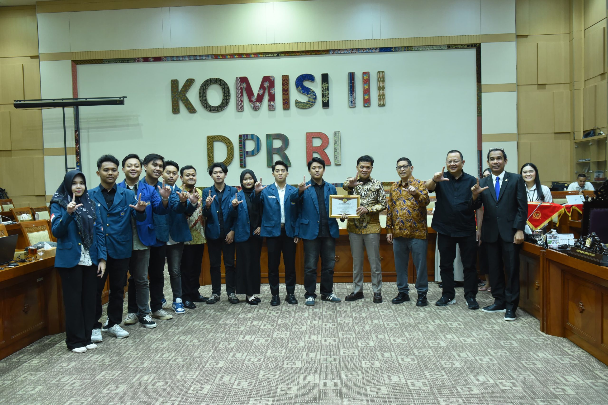Anggota Komisi III DPR RI, Bob Hasan berfoto bersama mahasiswa peserta RDPU di Ruang Rapat Komisi III DPR RI, Kamis (19/6/2025). Foto: Jaka/vel.