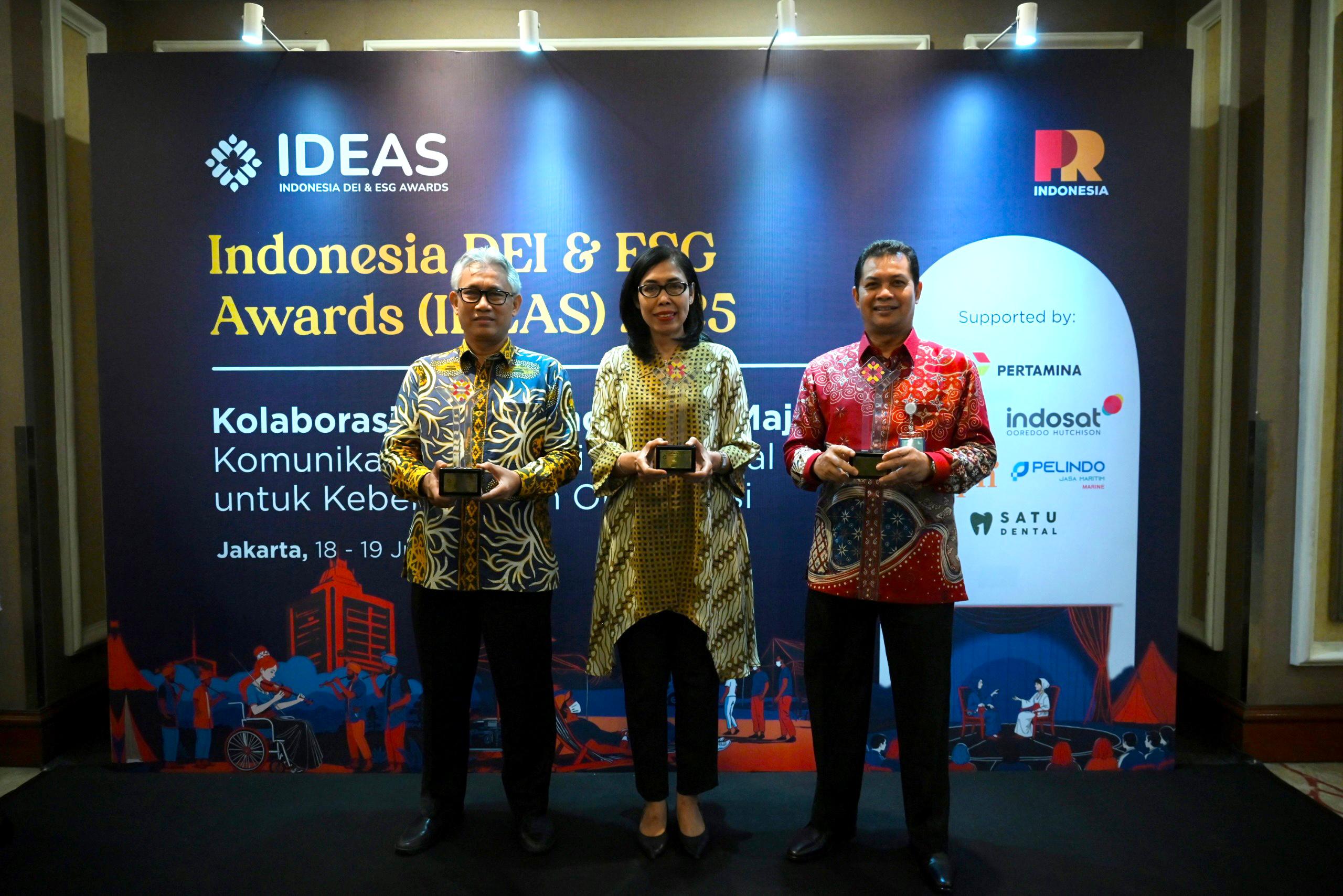 Deputi Bidang Persidangan Setjen DPR RI, Suprihartini (tengah), menerima penghargaan dalam ajang Indonesia DEI & ESG Awards (IDEAS) 2025 di Jakarta. Foto: Geraldi/vel.