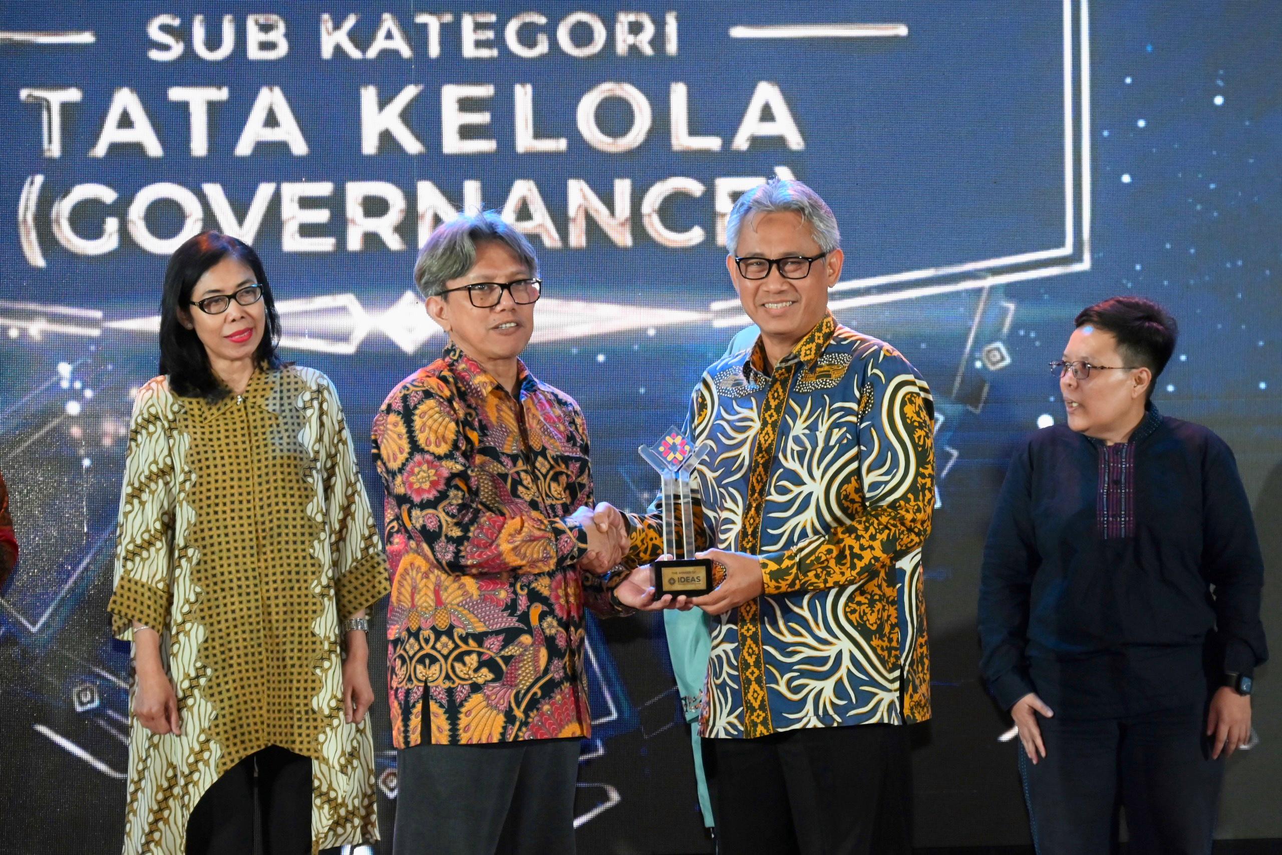 Kepala Biro Pemberitaan Parlemen Setjen DPR RI, Indra Pahlevi, saat menerima penghargaan untuk TVR Parlemen dalam kategori Governance pada ajang Indonesia Development Award for Society (IDEAS) 2025 di Jakarta, Kamis (19/6/2025). Foto: Geraldi/vel.