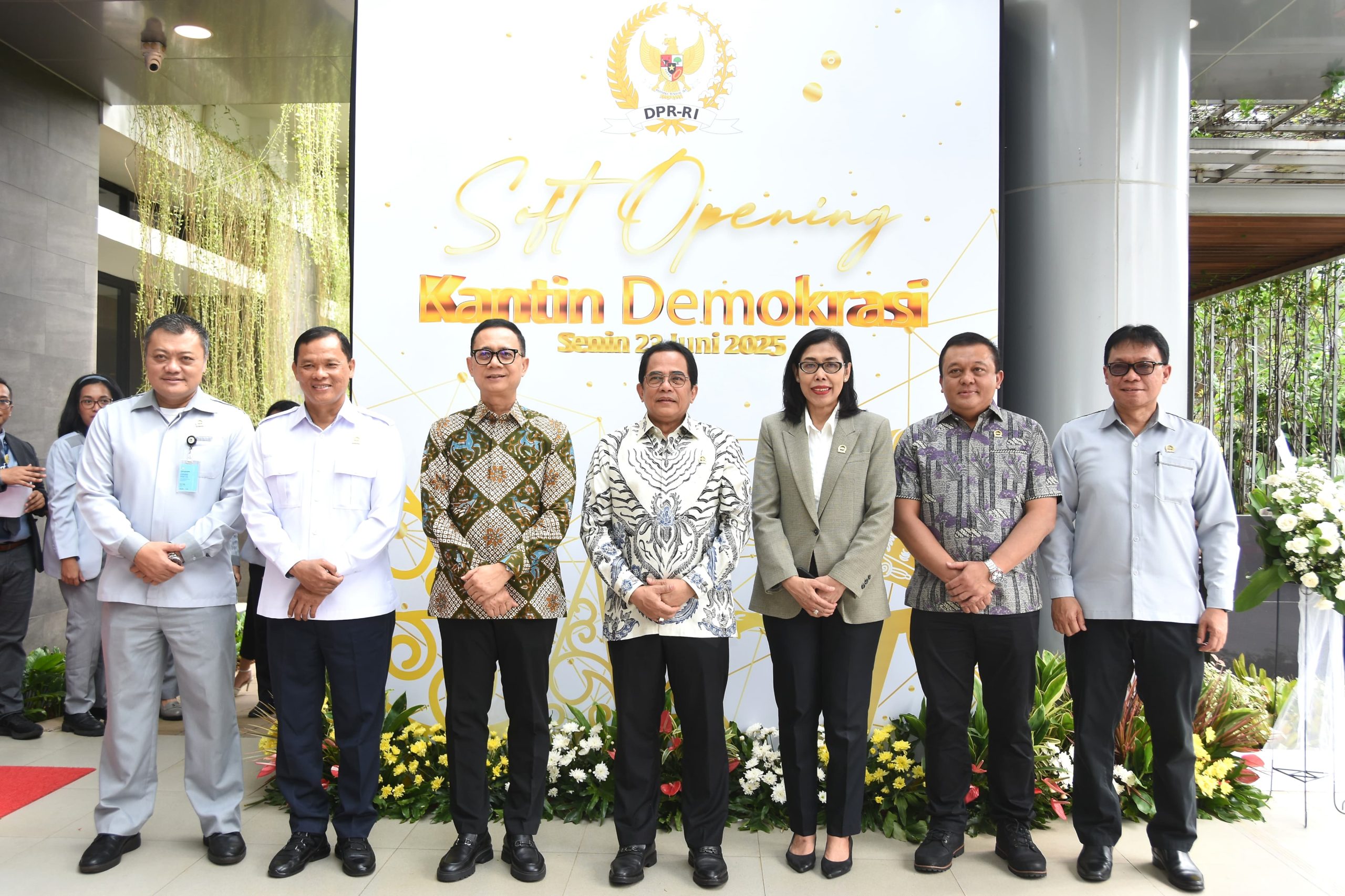 Sekretaris Jenderal DPR RI Indra Iskandar (tengah) bersama para pejabat di lingkungan Setjen DPR RI berfoto bersama usai meresmikan Kantin Demokrasi di Kompleks Parlemen, Senayan, Jakarta, Senin (23/6/2025). Foto: Runi/vel.