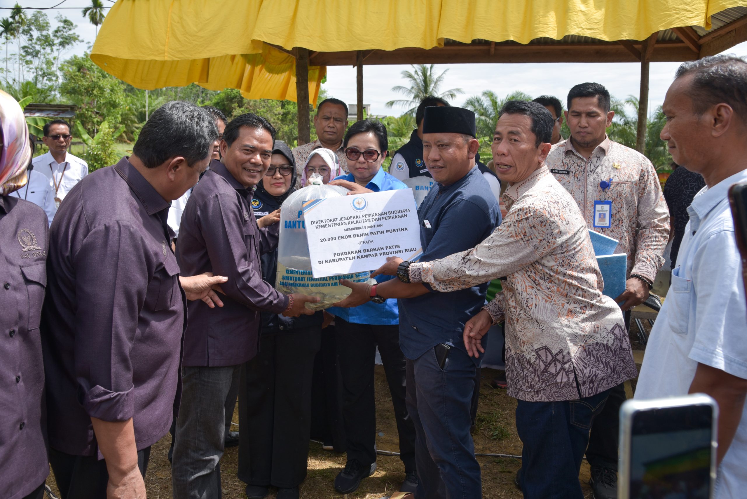 Anggota Komisi IV DPR RI, I Ketut Suwendra, secara simbolis menyerahkan bantuan 20.000 ekor benih patin kepada kelompok pembudidaya ikan di Kabupaten Kampar, dalam kunjungan kerja Komisi IV DPR RI di Kampar, Riau, 19 Juni 2025.