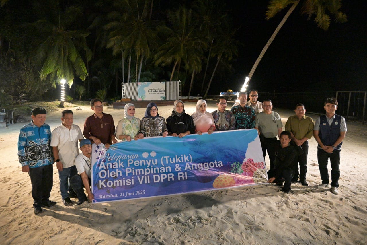 Wakil Ketua Komisi VII DPR RI Chusnunia Chalim bersama tim saat kegiatan pelepasan tukik (anak penyu) di Pulau Maratua, Jumat (20/6/2025). Foto: Agung/vel.