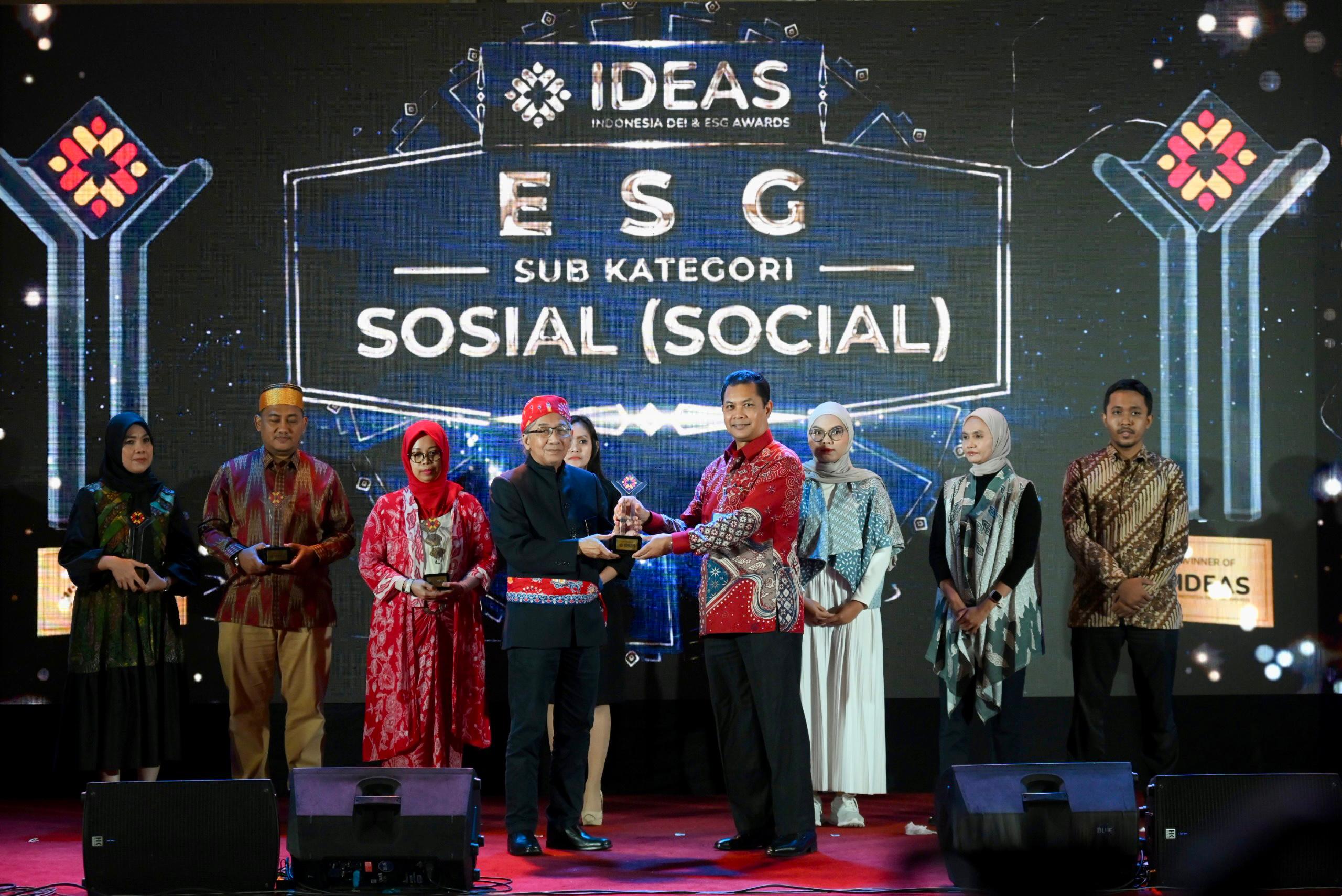 Kepala Biro Protokol dan Humas Setjen DPR RI Muhammad Najib Ibrahim saat menerima penghargaan bagi Program Parlemen Remaja dalam ajang Indonesia Development Award for Society (IDEAS) 2025, di Jakarta, Kamis (19/6/2025) malam. Foto: Geraldi/vel.