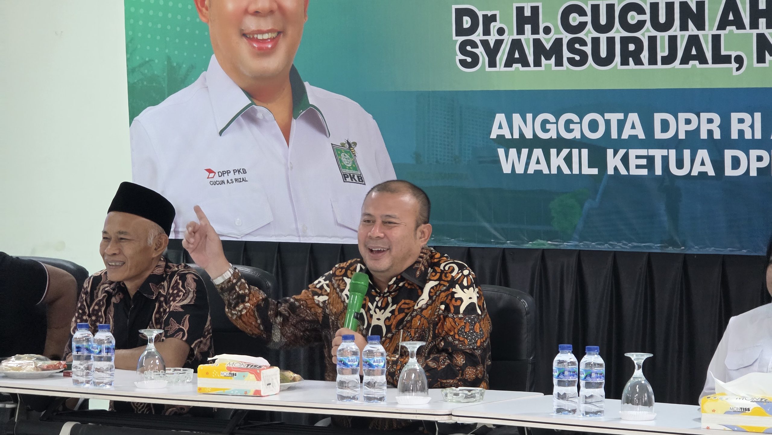 Wakil Ketua DPR RI, Cucun Ahmad Syamsurijal, memimpin dialog lintas pemangku kepentingan dalam kegiatan reses di Kabupaten Bandung, Jumat (20/6/2025). Foto: Ubed/vel.