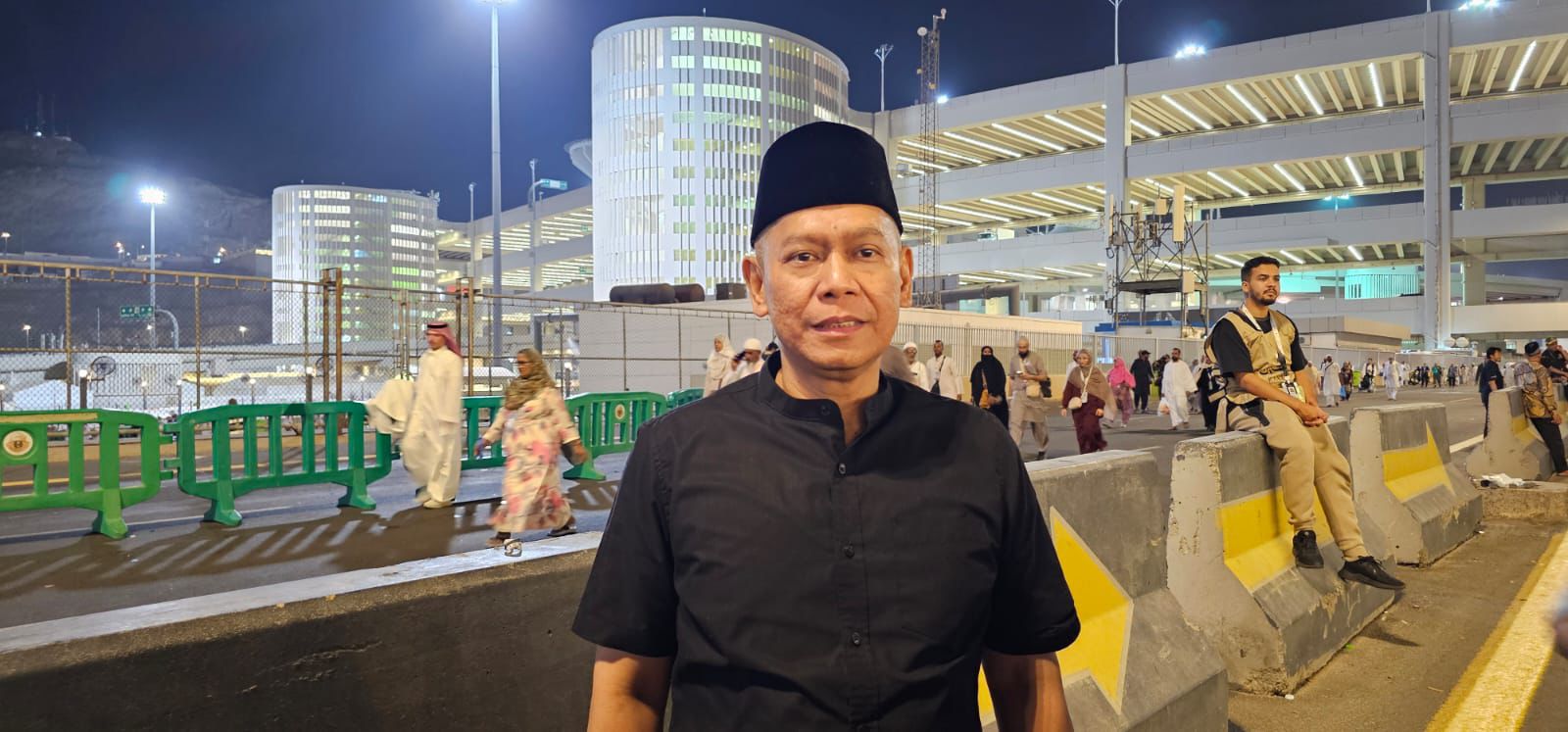 Anggota Timwas Haji Adies Kadir saat ditemui Parlementaria dalam pemantauan ibadah haji di Mina, Makkah, Sabtu (7/6/2025). Foto: Iky/vel.